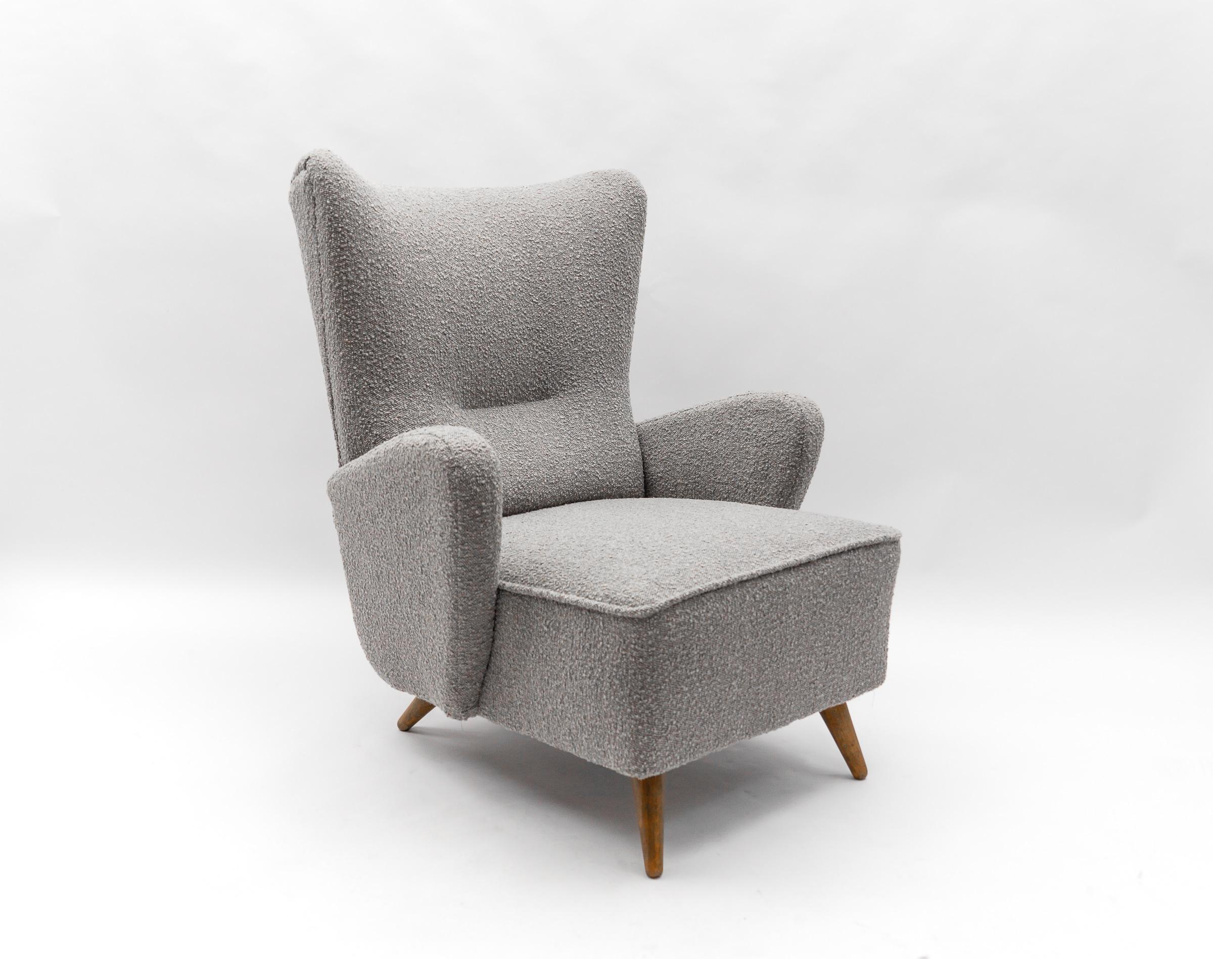 Large Grey Boucle Fabric Wingback Armchair, Italy, 1950s In Good Condition For Sale In Nürnberg, Bayern