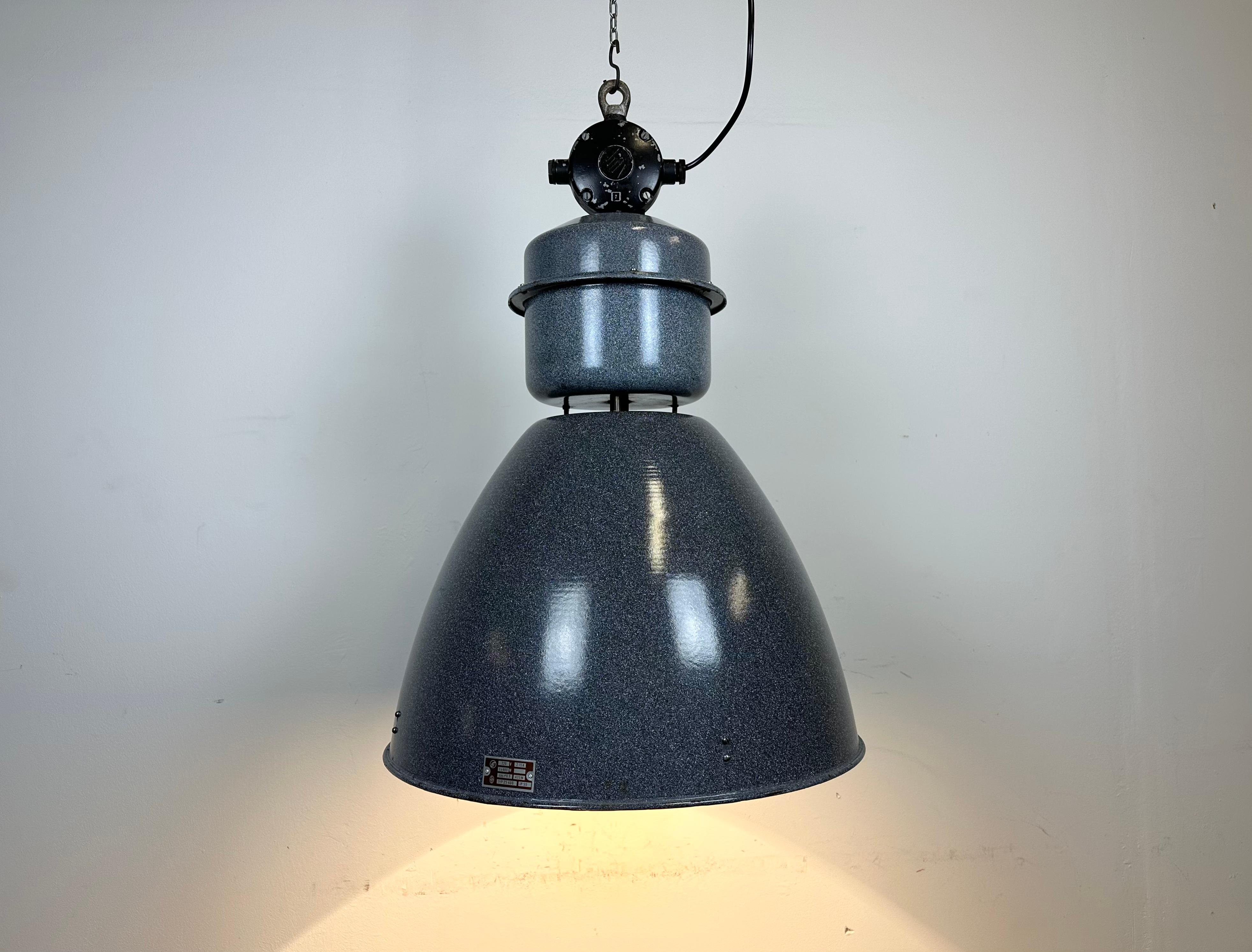 Large Grey Enamel Industrial Factory Lamp from Elektrosvit, 1960s For Sale 4