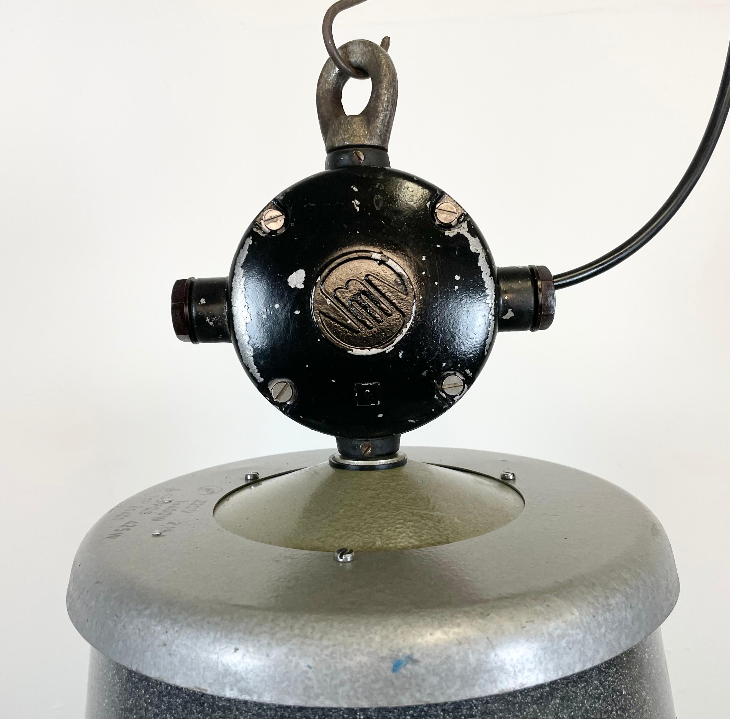 Large Grey Enamel Industrial Factory Lamp from Elektrosvit, 1960s In Good Condition For Sale In Kojetice, CZ