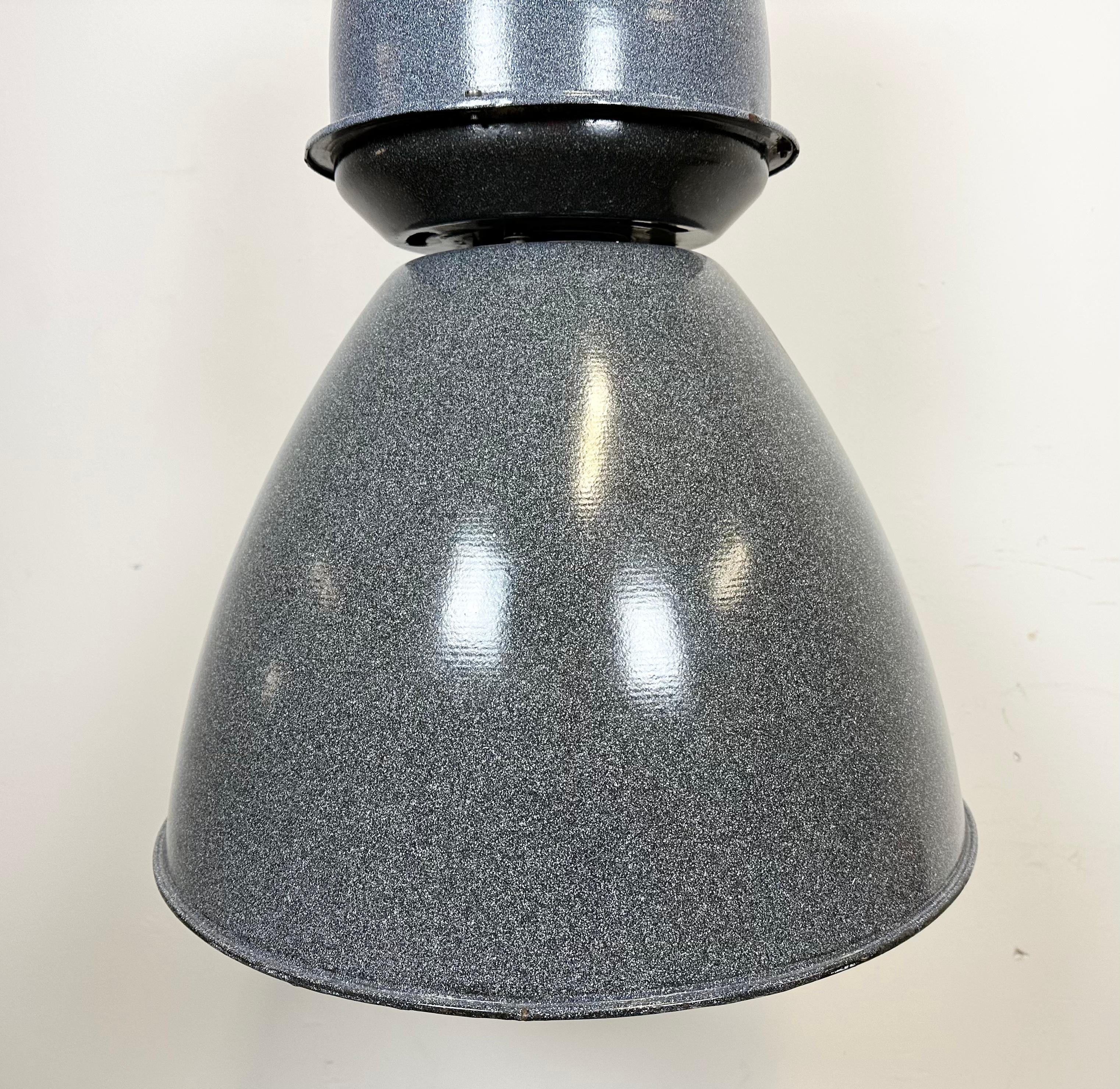 Large Grey Enamel Industrial Factory Lamp from Elektrosvit, 1960s In Good Condition For Sale In Kojetice, CZ