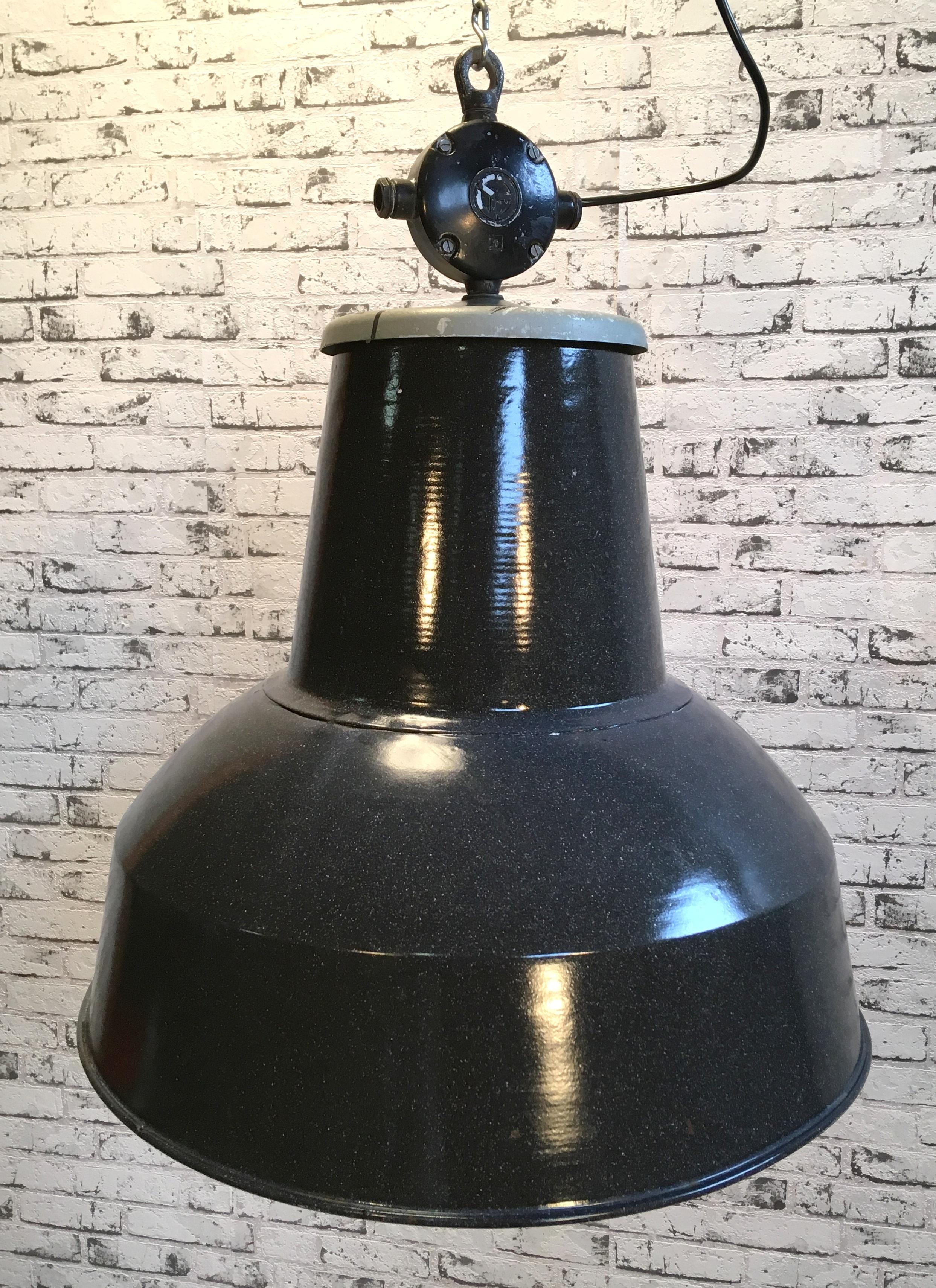 Eastern Bloc industrial pendant lamp. Comes from former Czechoslovakia. Made by Elektrosvit during the 1950s.
Rare type of industrial lamp. New socket for E 27 lightbulbs and wire. Grey enamel, white interior, cast aluminium top. Weighs 9 kg.
