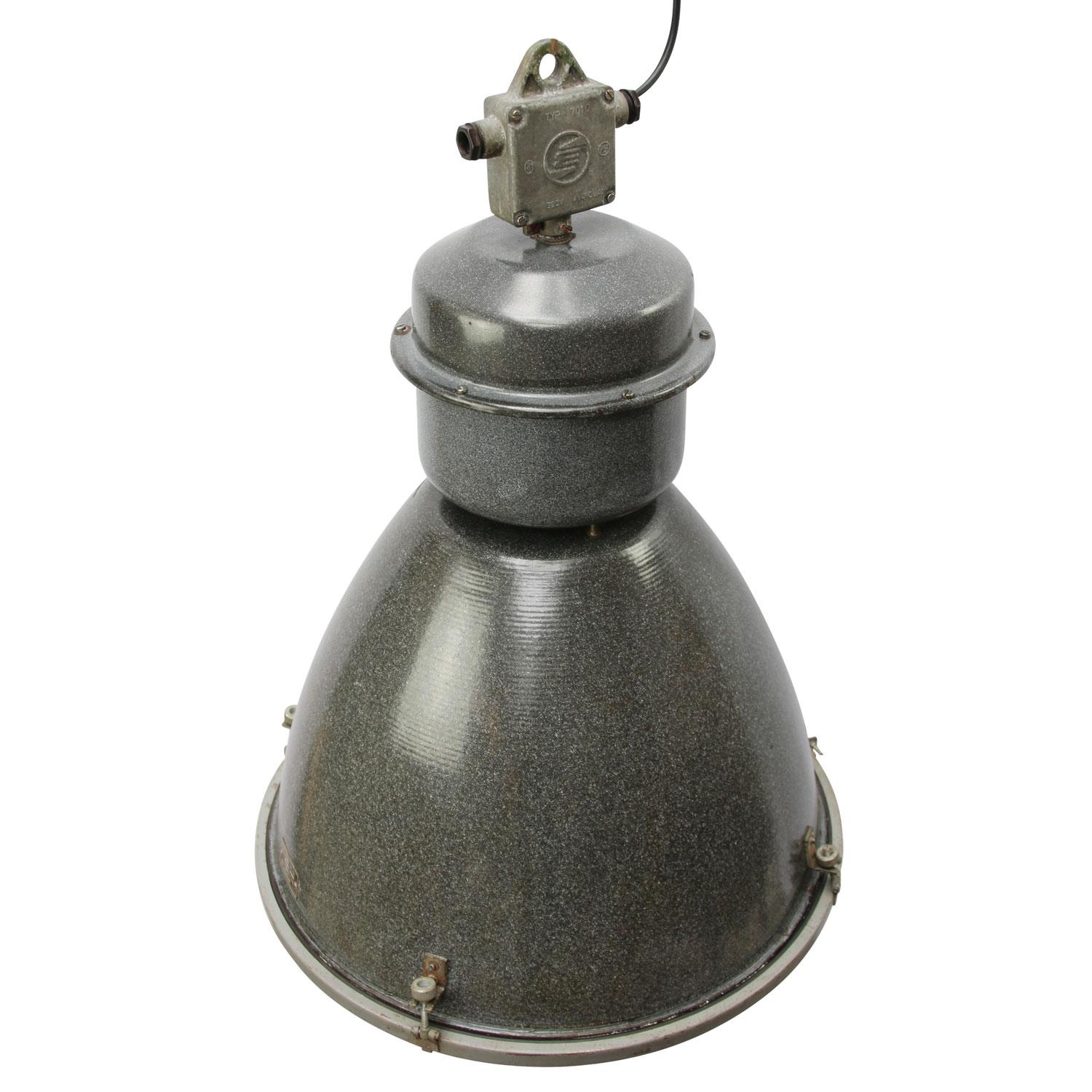 Industrial lamp including glass. Grey enamel white interior. Clear glass.

Weight: 12.0 kg / 26.5 lb

Priced per individual item. All lamps have been made suitable by international standards for incandescent light bulbs, energy-efficient and LED
