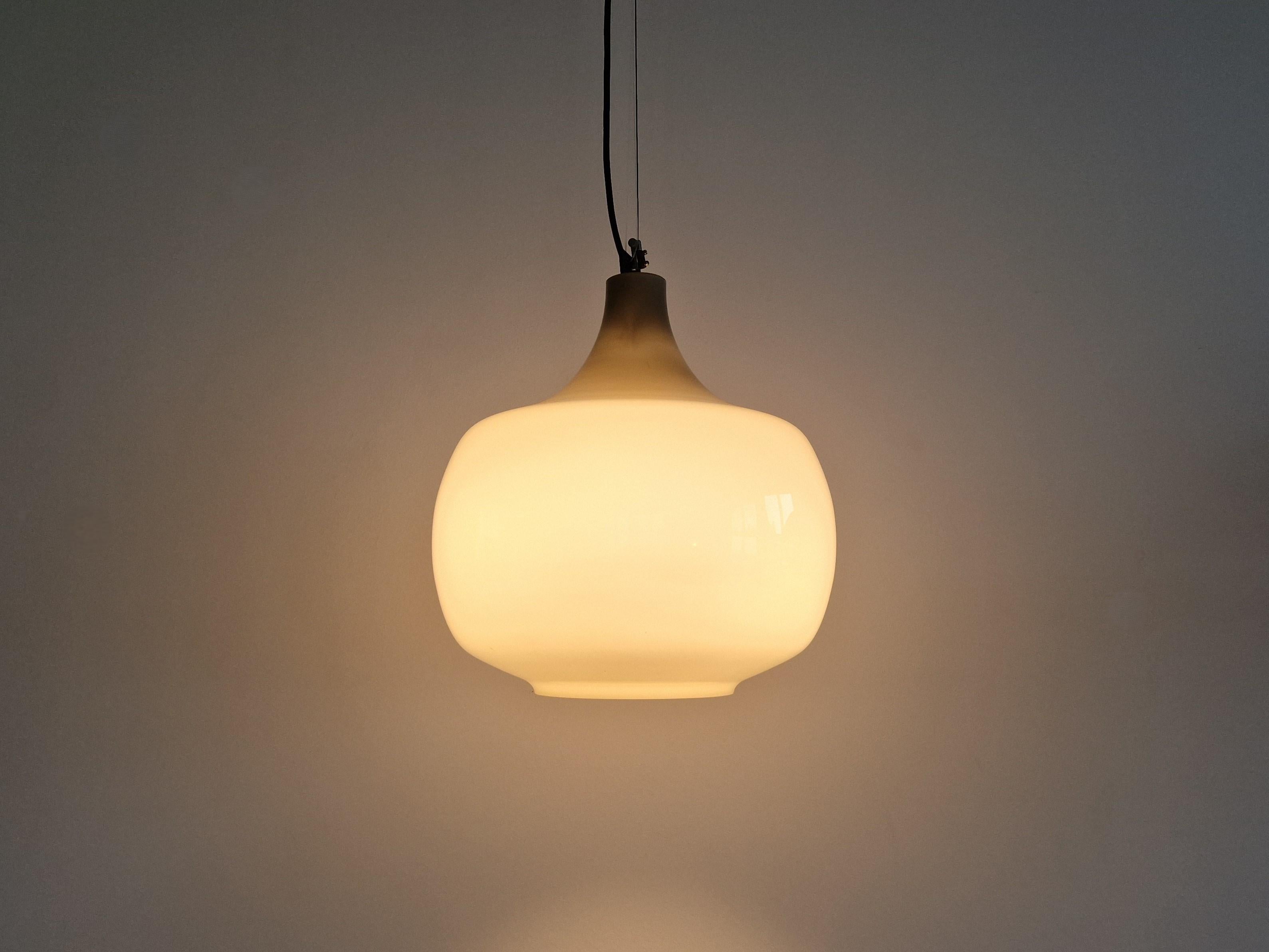 Large grey glass pendant lamp by Paolo Venini for Venini, Italy 1960's In Good Condition For Sale In Steenwijk, NL