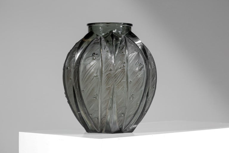 Large Grey Glass Vase by Verlys from the 1940s For Sale 1
