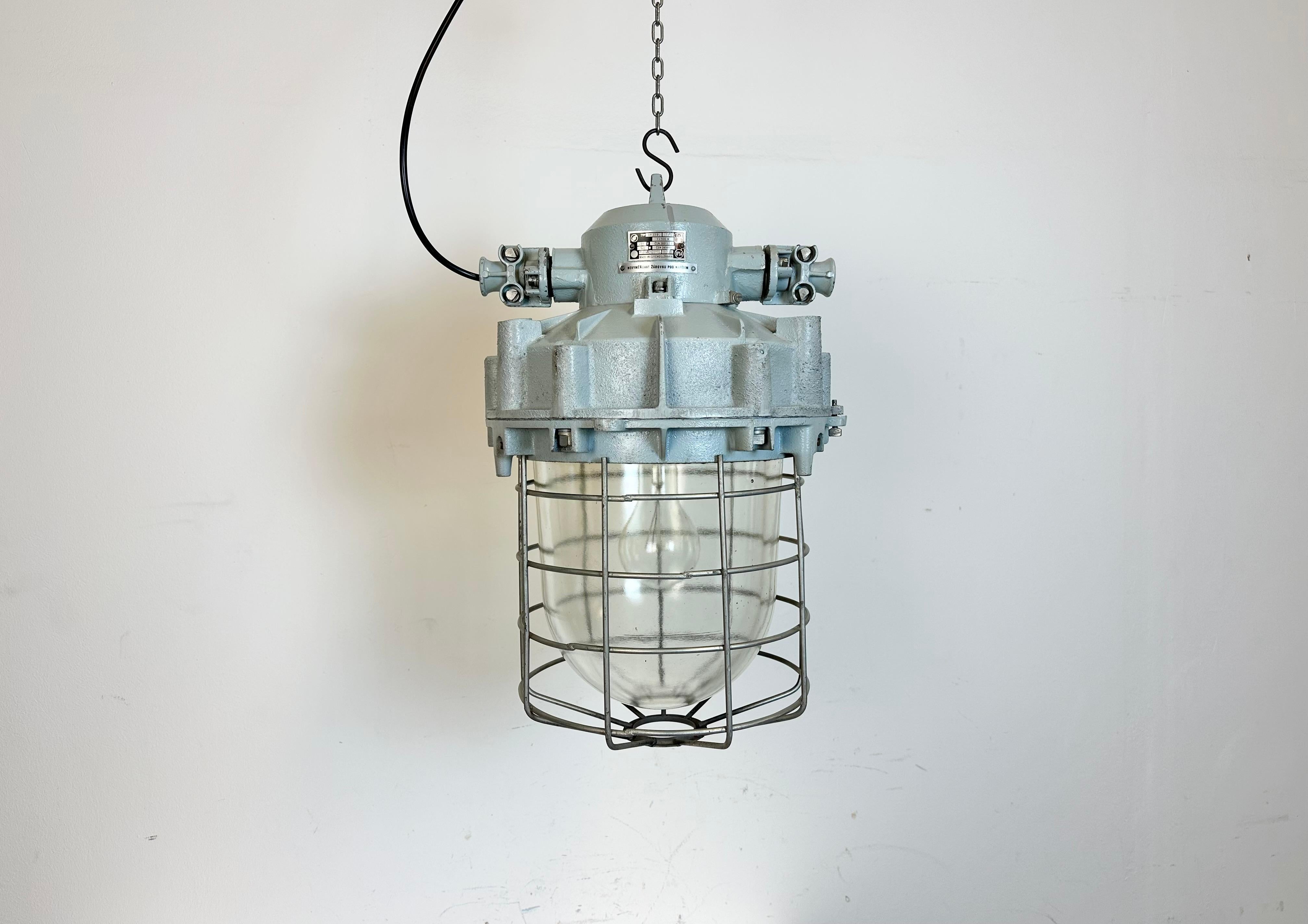 Industrial factory hanging light designed in 1970s and produced till 1990s by Elektrosvit in former Czechoslovakia. It features a cast aluminium body, an iron cage and explosion-proof glass.
The socket requires standard E27 / E26 lightbulbs. New