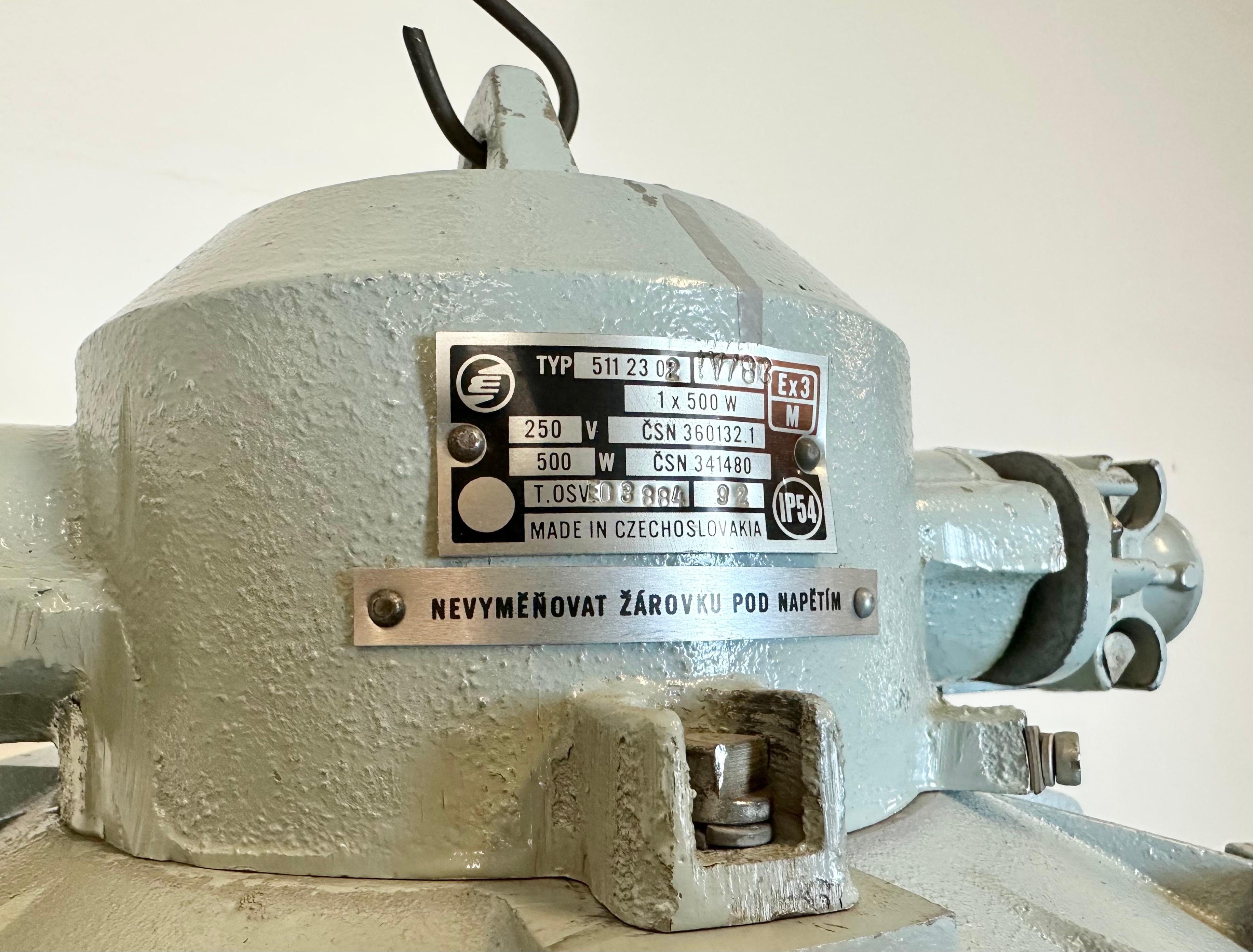 Fin du 20e siècle Grand seau industriel gris  Lampe avec cage en fer de Elektrosvit, 1970 en vente