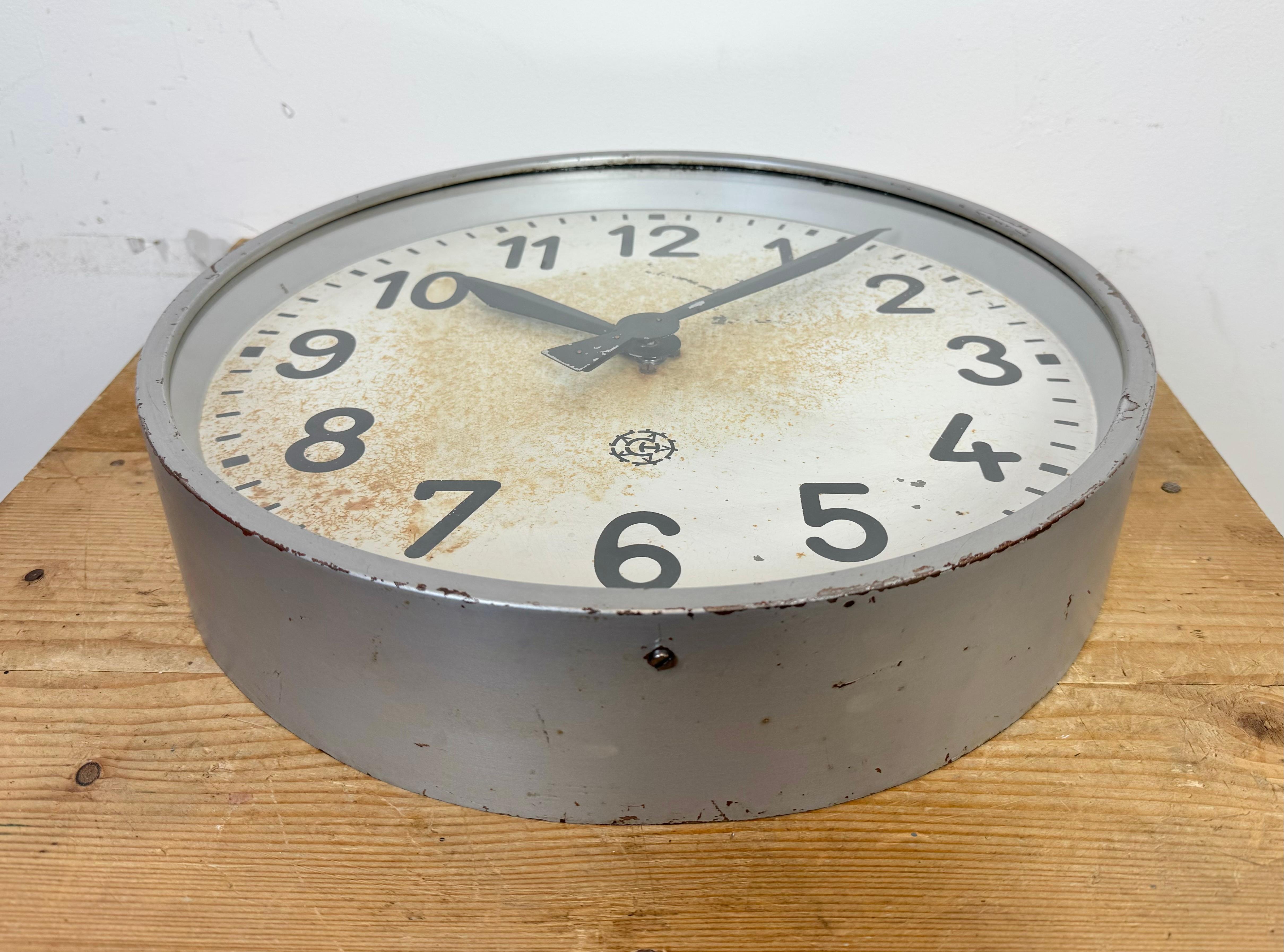 Grande horloge murale d'usine industrielle grise de Chronotechna, années 1950 4