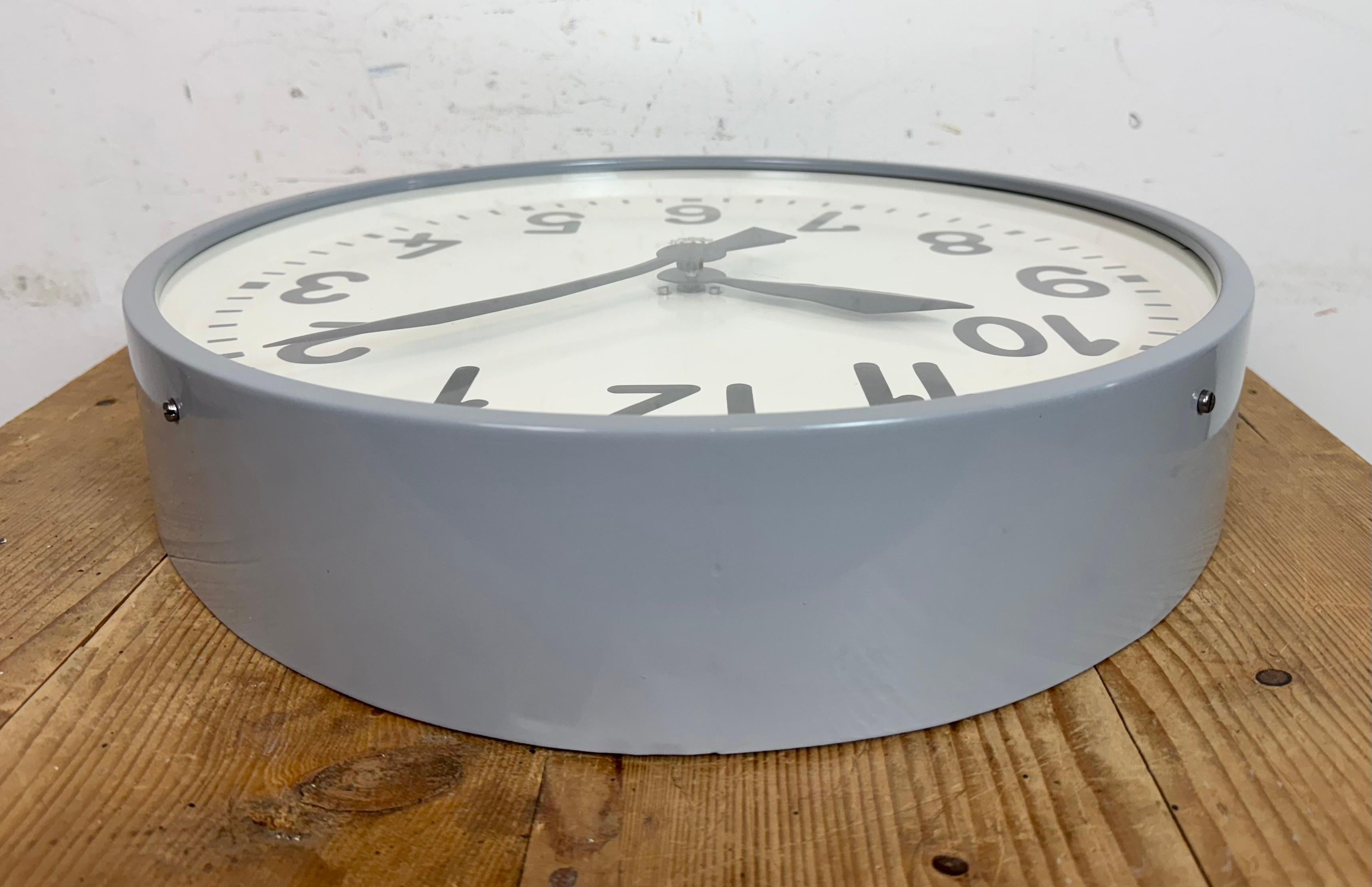 Grande orologio da parete industriale grigio di Chronotechna, anni '50 in vendita 5