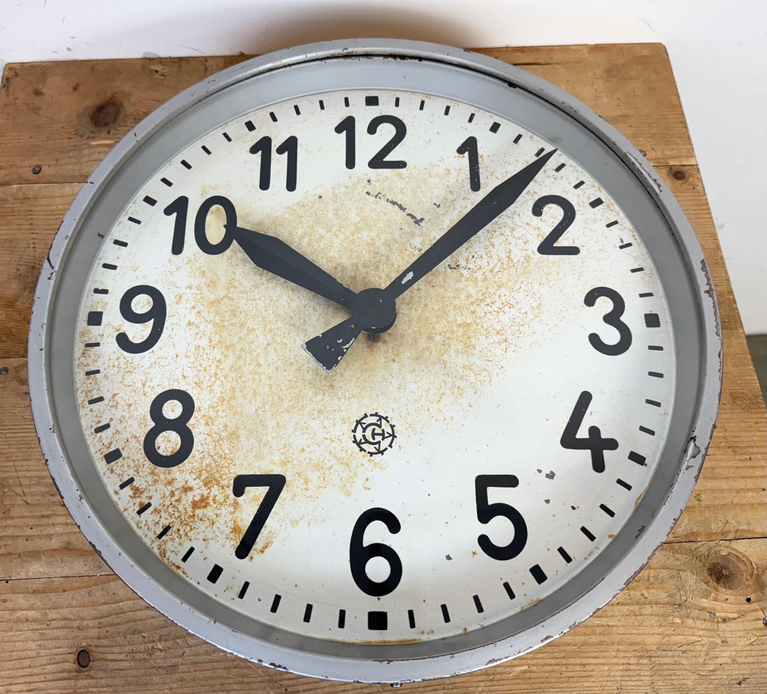 Grande horloge murale d'usine industrielle grise de Chronotechna, années 1950 6