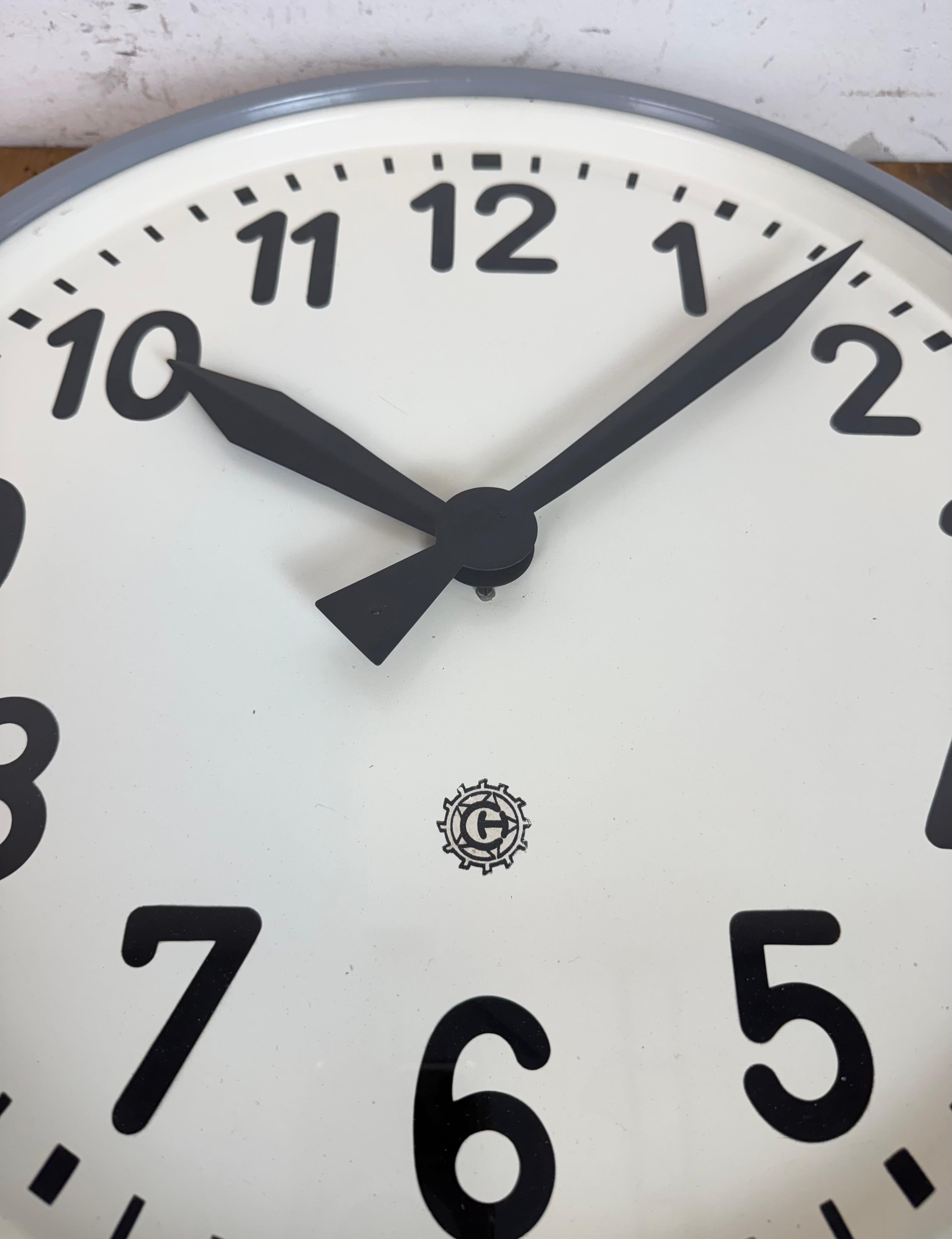 Grande orologio da parete industriale grigio di Chronotechna, anni '50 in vendita 7