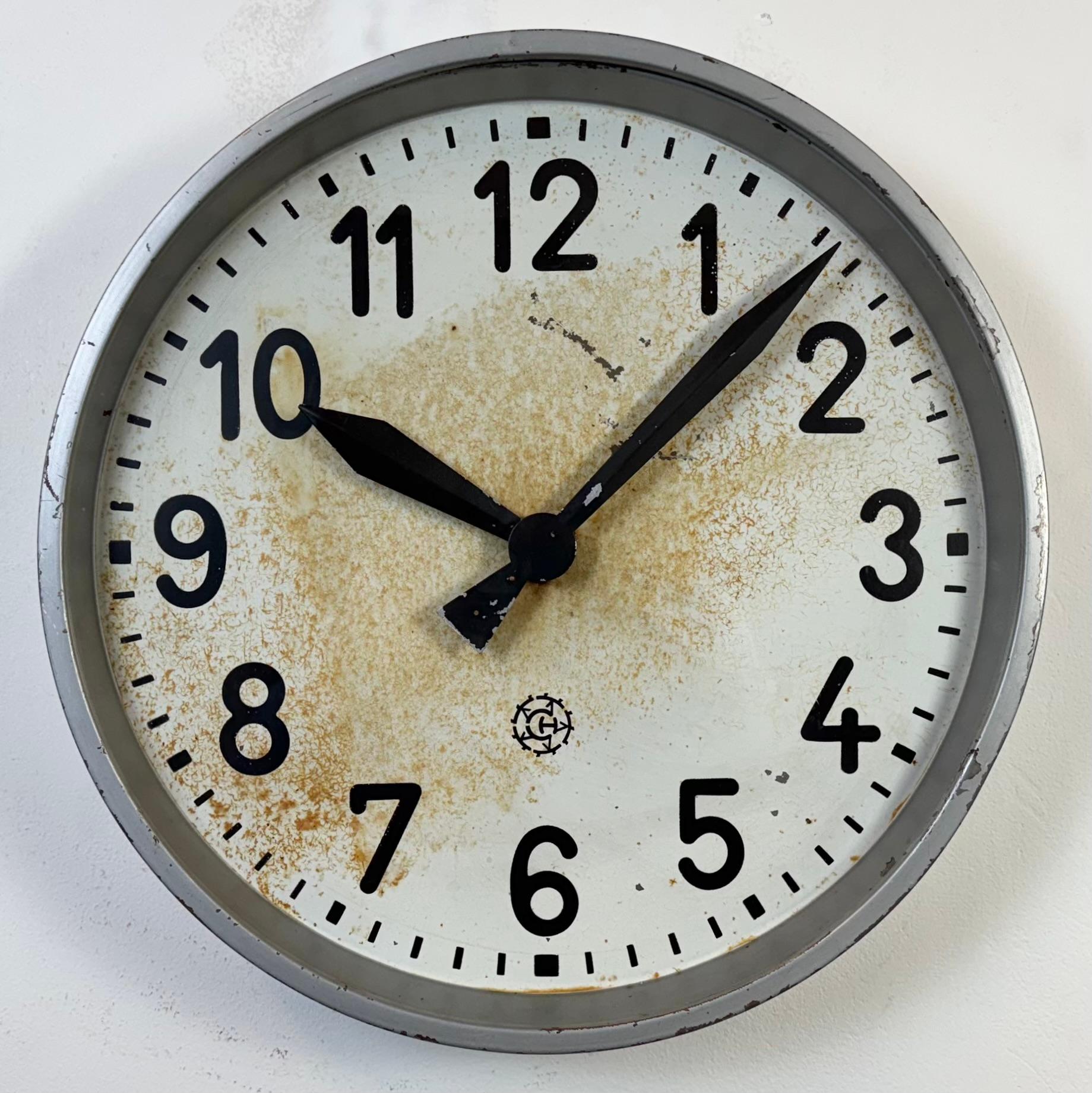 Grande horloge murale d'usine industrielle grise de Chronotechna, années 1950 Bon état à Kojetice, CZ