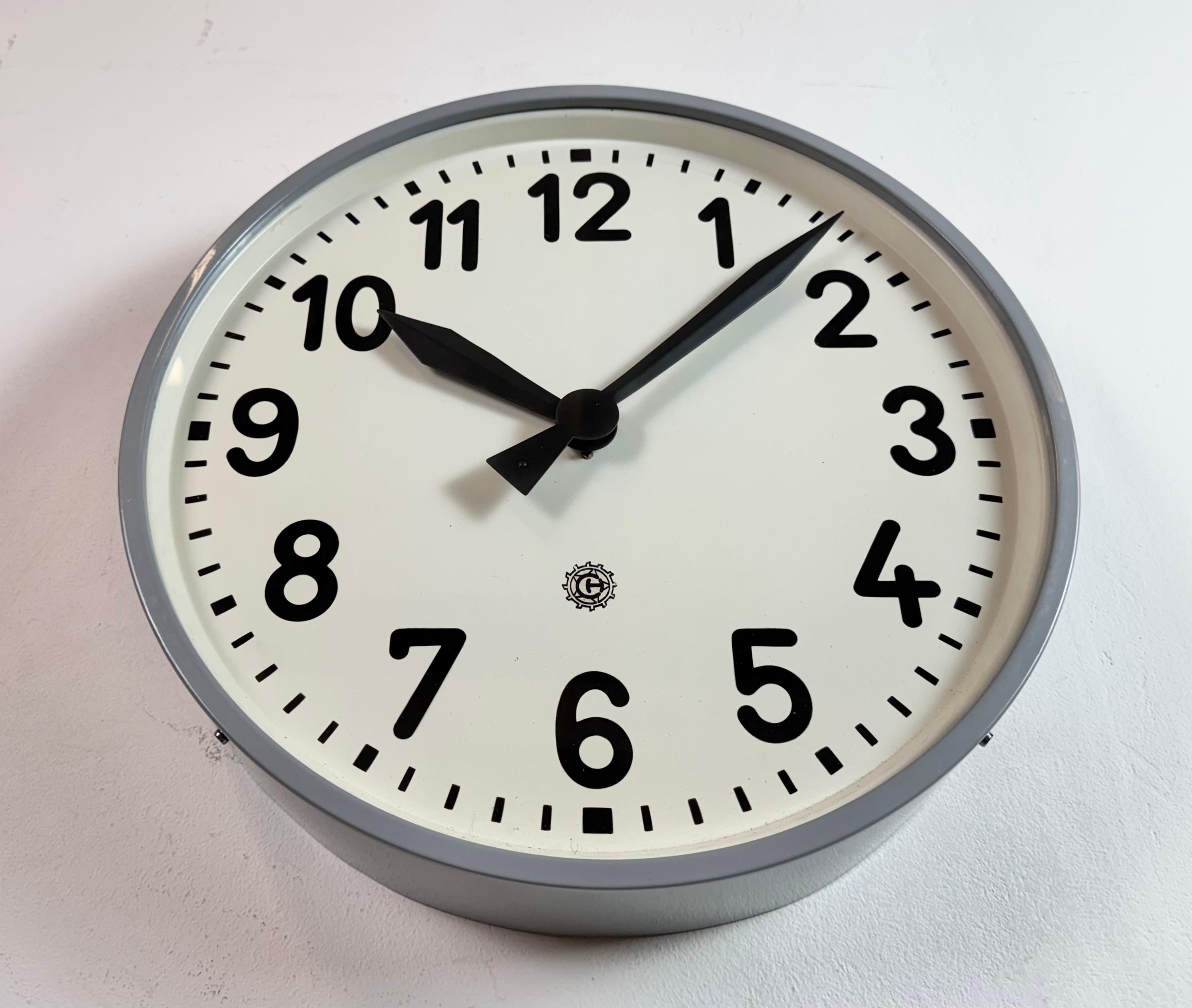 Grande orologio da parete industriale grigio di Chronotechna, anni '50 In condizioni buone in vendita a Kojetice, CZ