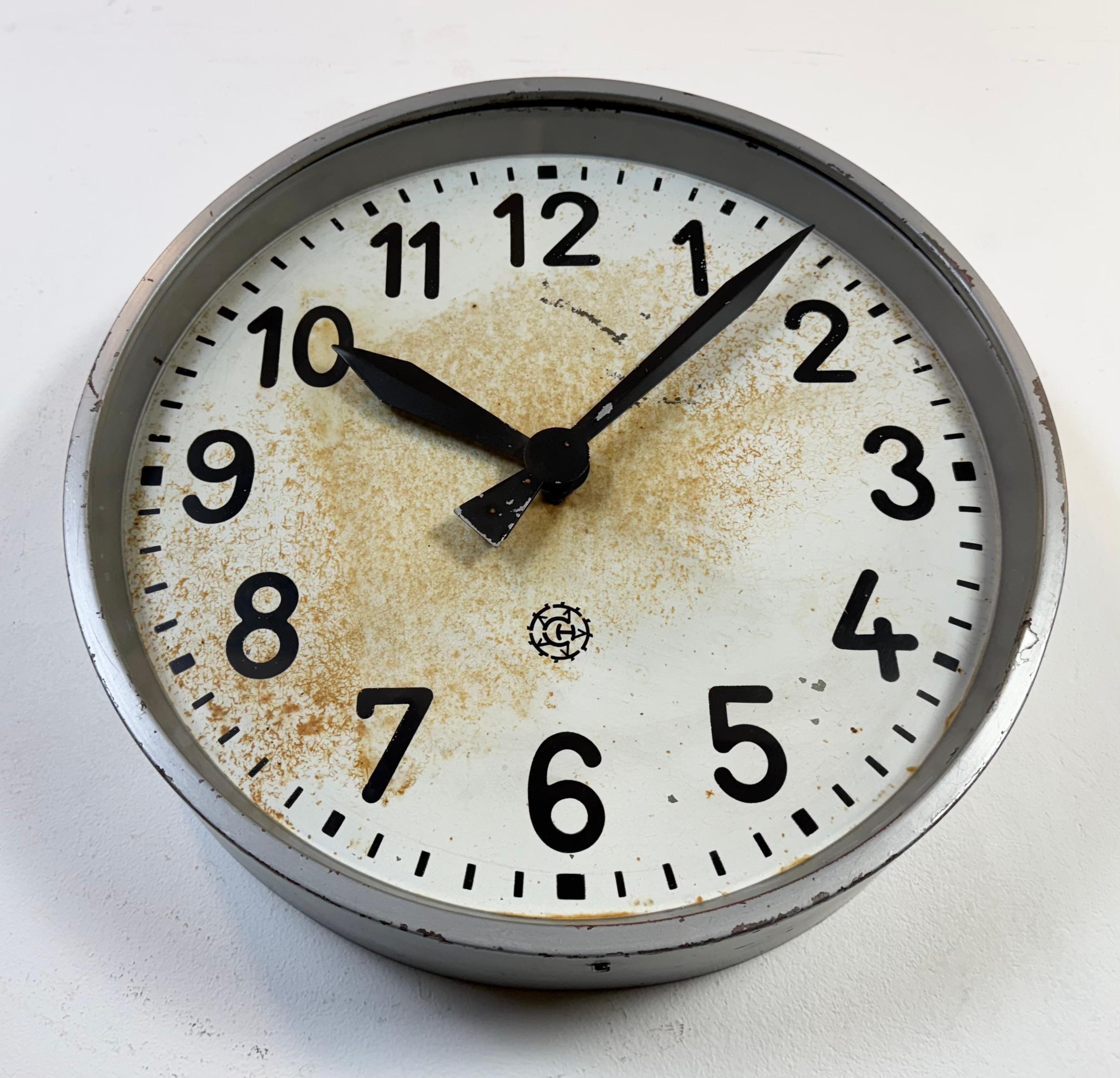 20ième siècle Grande horloge murale d'usine industrielle grise de Chronotechna, années 1950