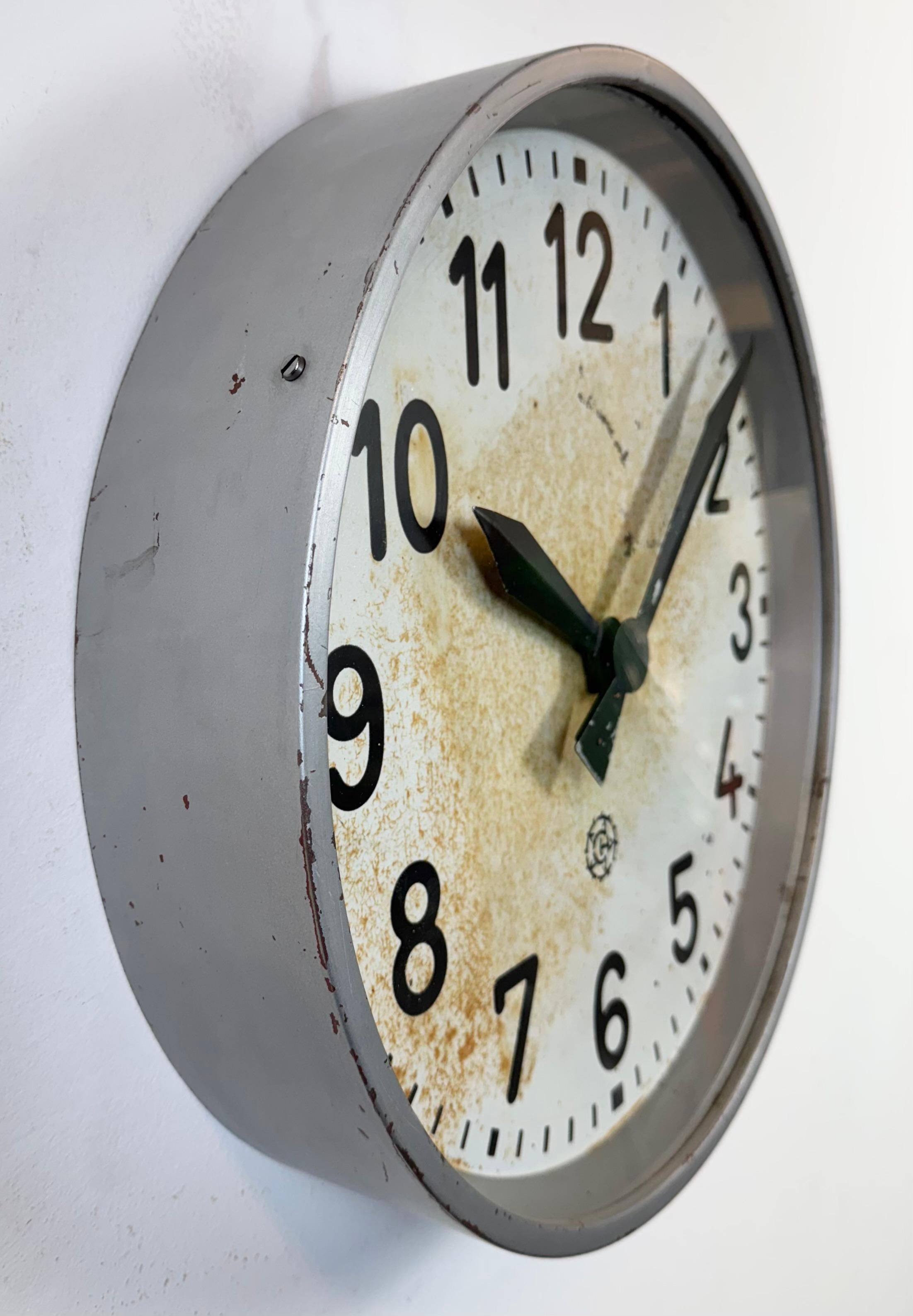 Verre Grande horloge murale d'usine industrielle grise de Chronotechna, années 1950