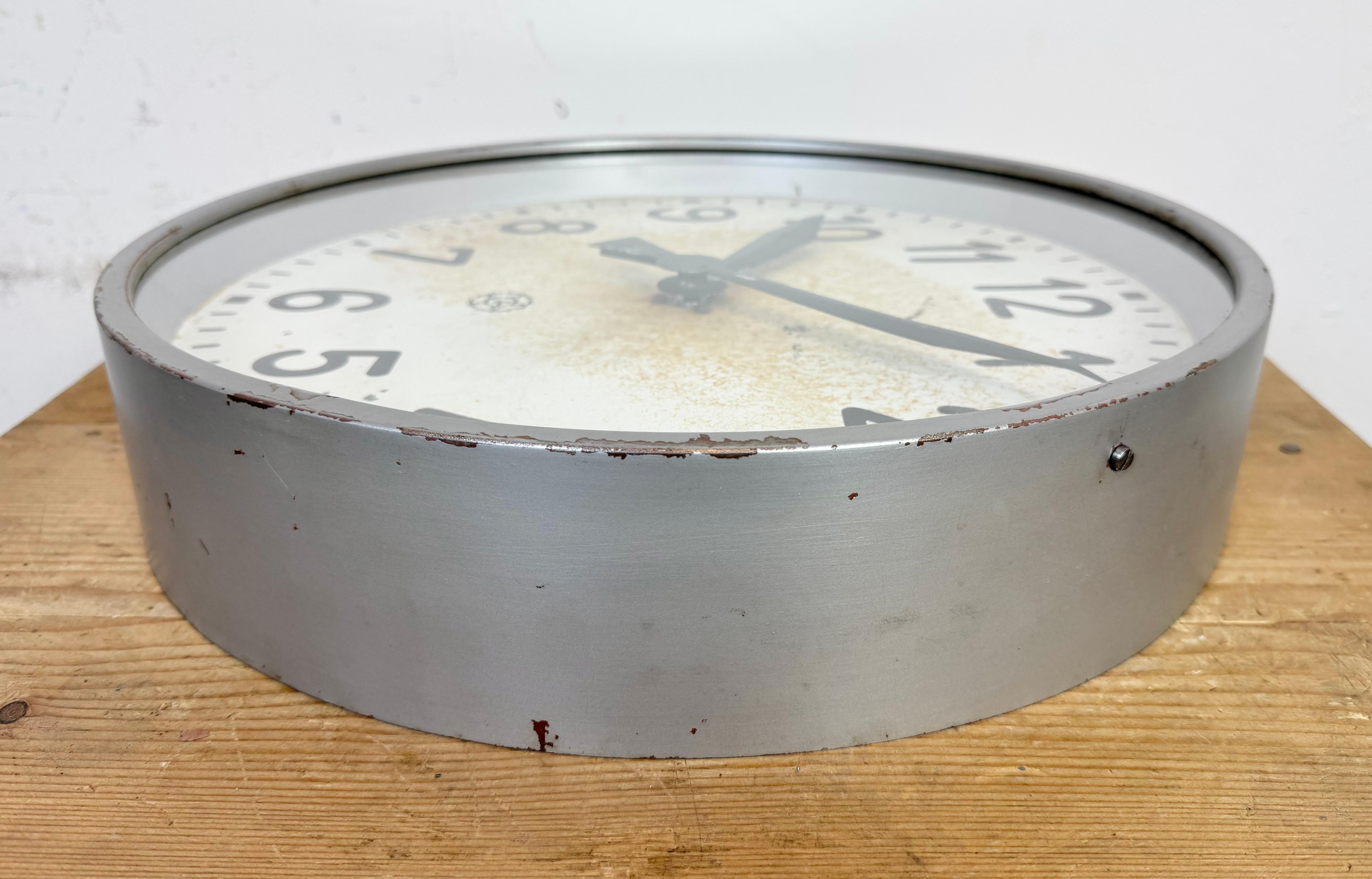 Grande horloge murale d'usine industrielle grise de Chronotechna, années 1950 1