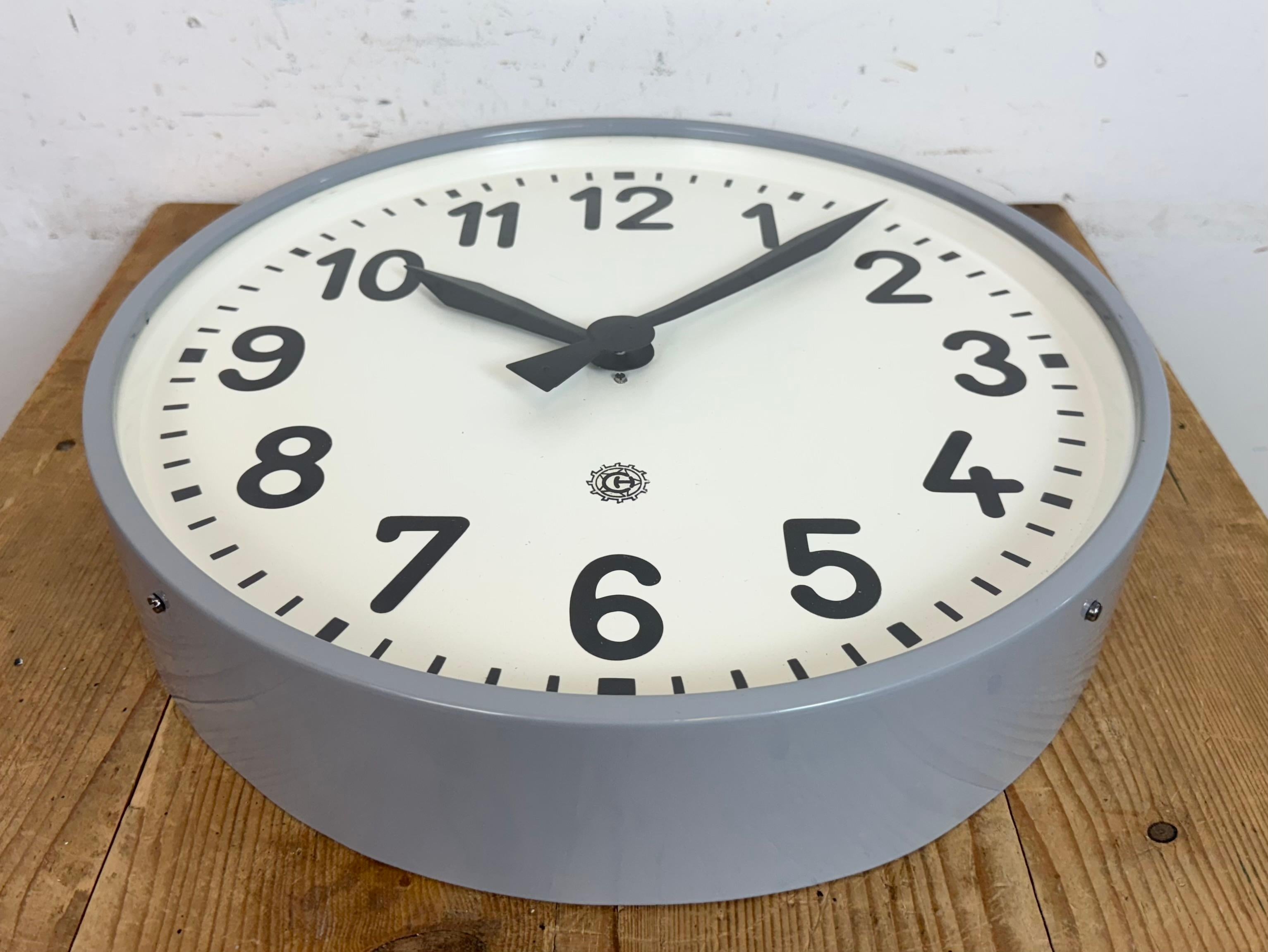 Grande orologio da parete industriale grigio di Chronotechna, anni '50 in vendita 1