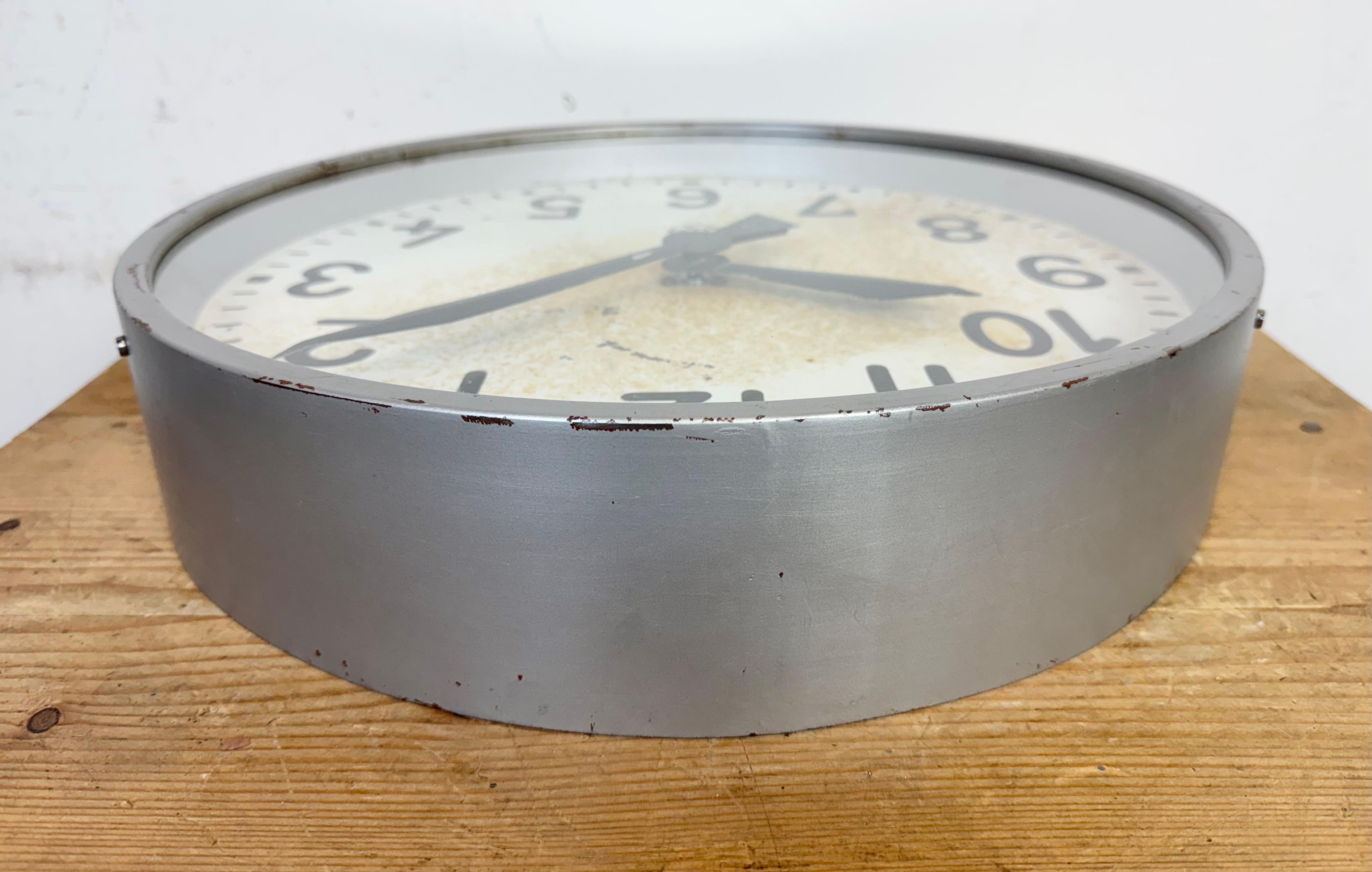 Grande horloge murale d'usine industrielle grise de Chronotechna, années 1950 2