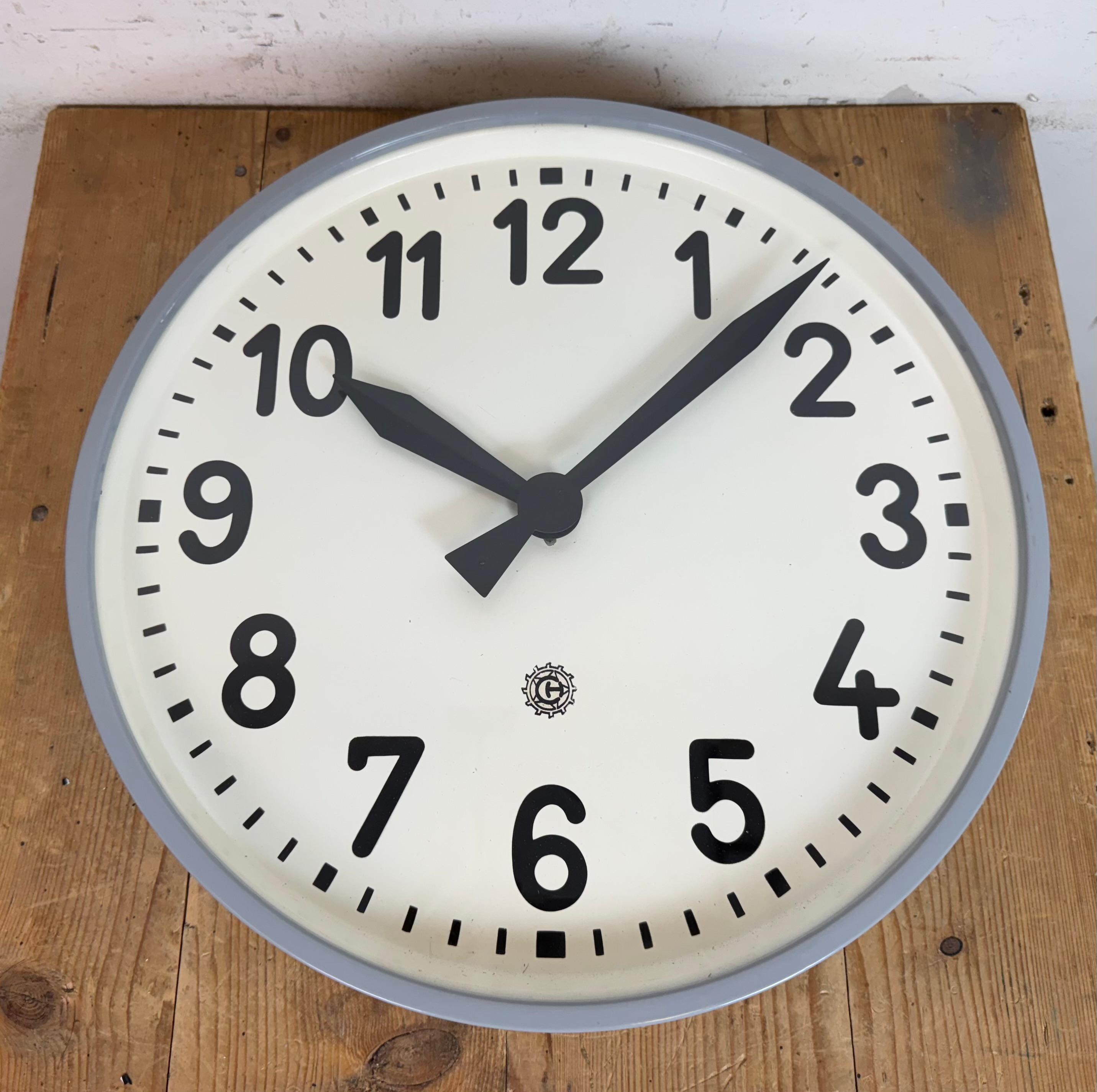Grande orologio da parete industriale grigio di Chronotechna, anni '50 in vendita 2