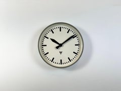 Orologio da parete industriale grigio di Pragotron, anni '60
