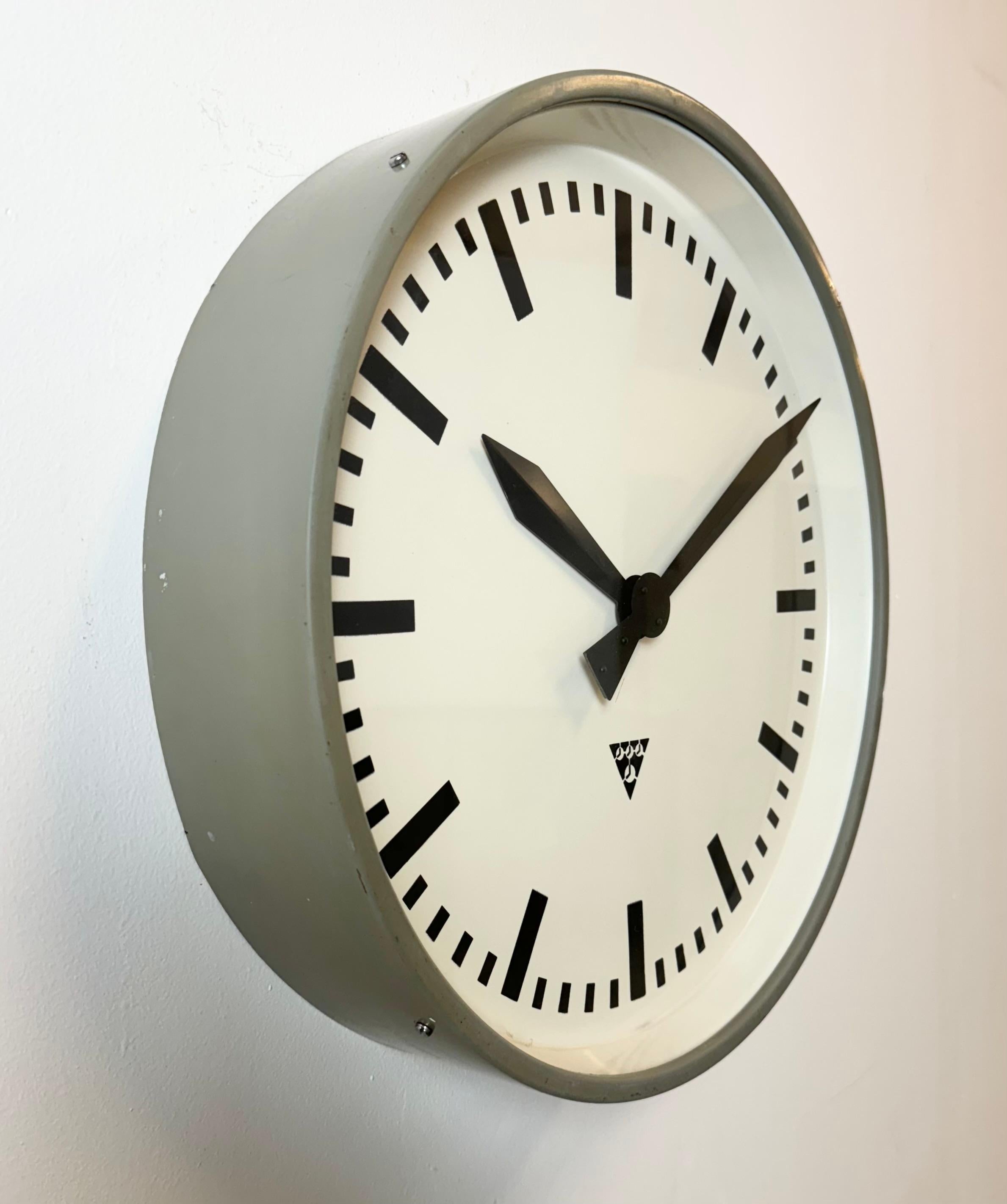 Tchèque Grande horloge murale d'usine industrielle grise de Pragotron, années 1960 en vente