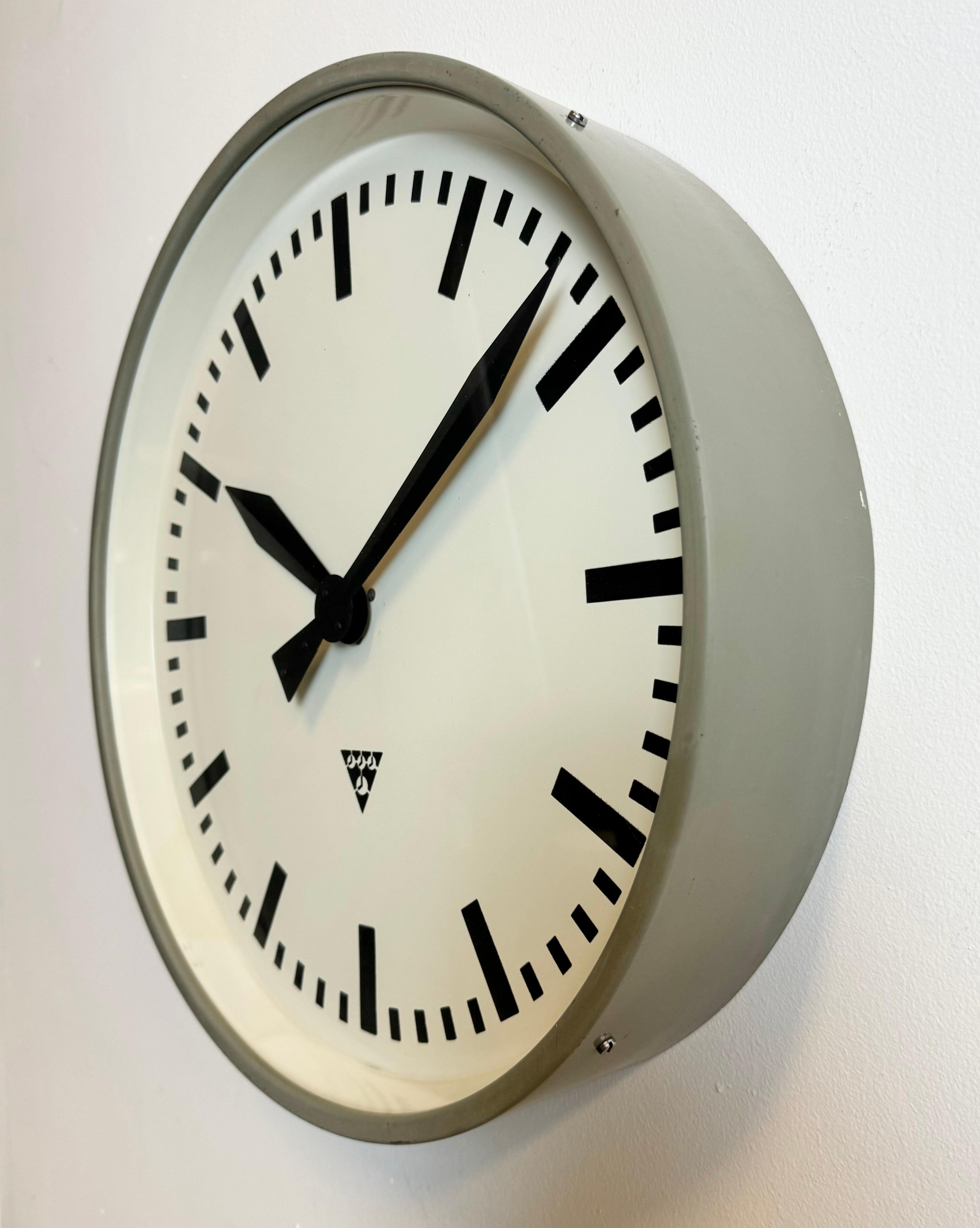 Grande horloge murale d'usine industrielle grise de Pragotron, années 1960 Bon état - En vente à Kojetice, CZ