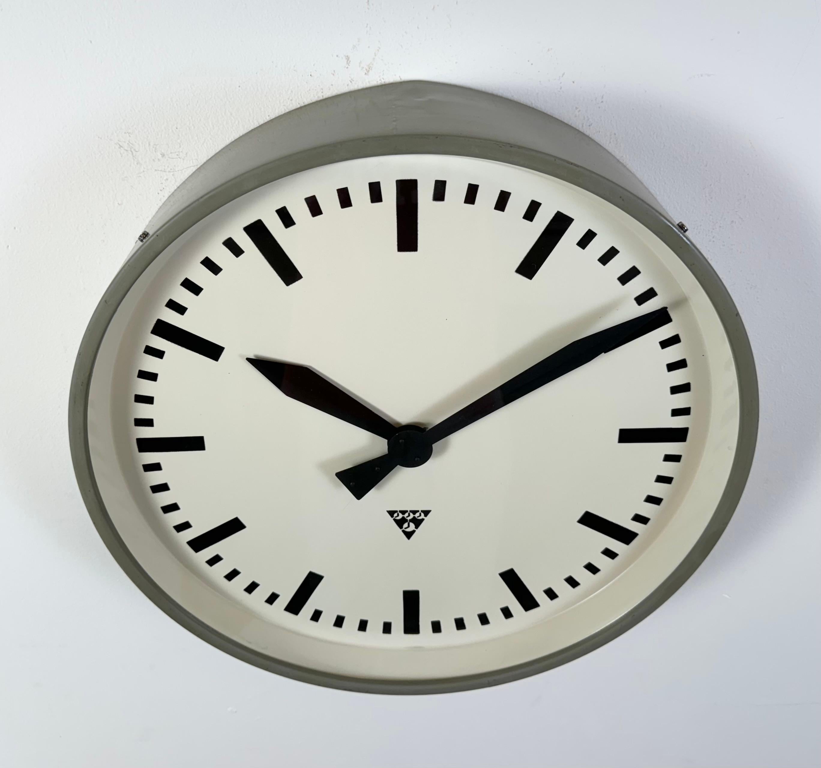 20ième siècle Grande horloge murale d'usine industrielle grise de Pragotron, années 1960 en vente