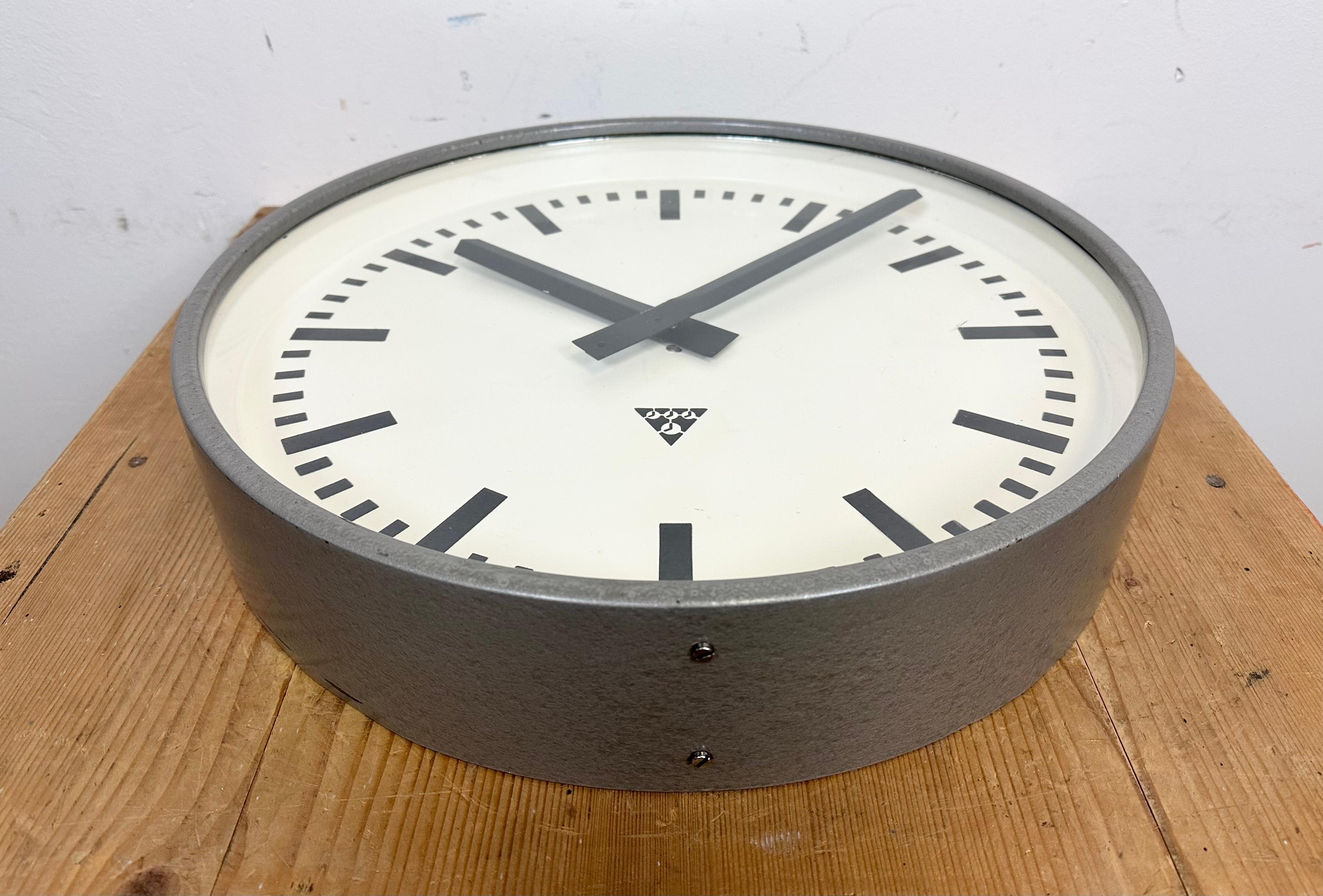 Large Grey Industrial Factory Wall Clock from Pragotron, 1960s In Good Condition In Kojetice, CZ