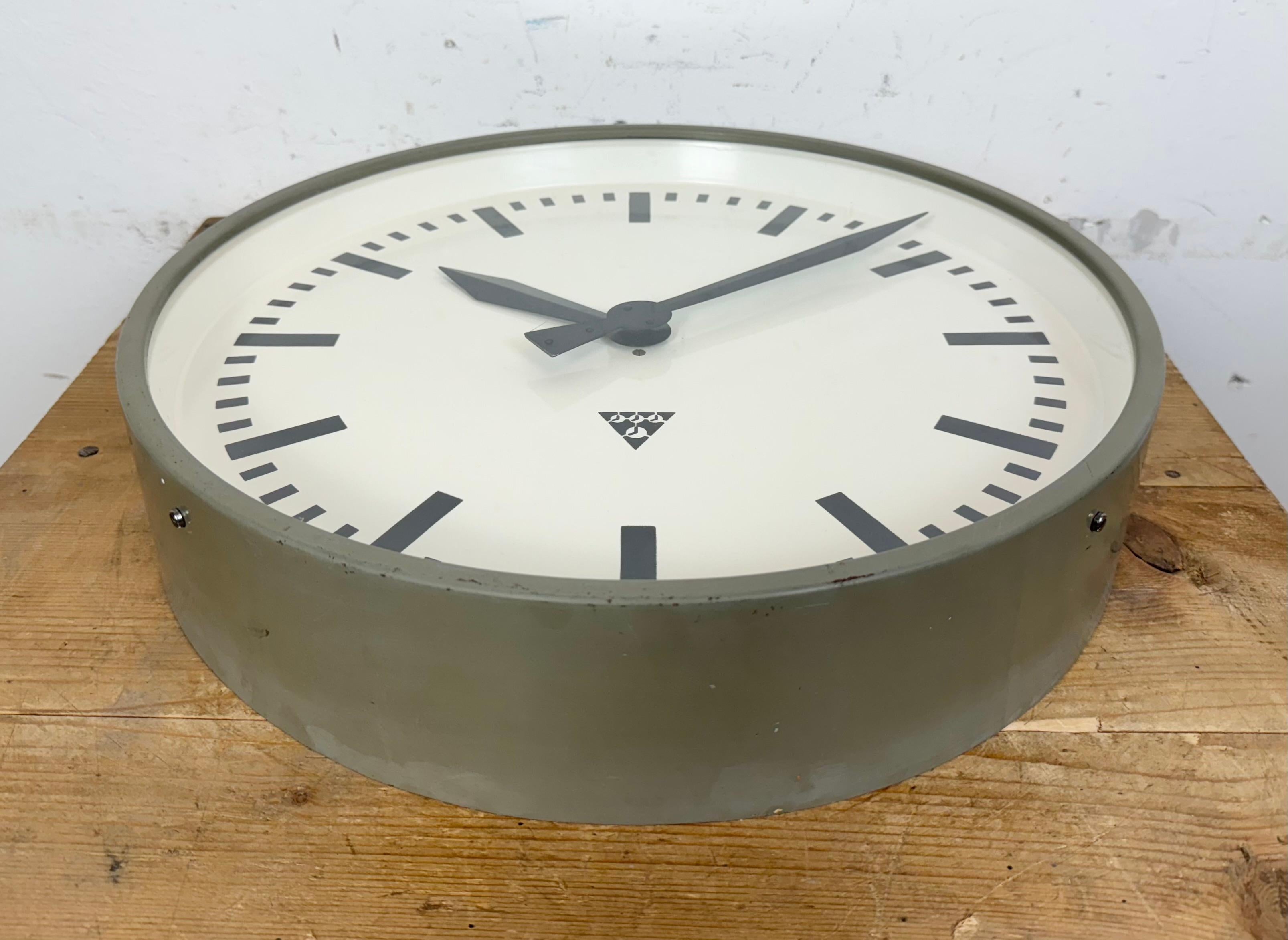 Verre Grande horloge murale d'usine industrielle grise de Pragotron, années 1960 en vente