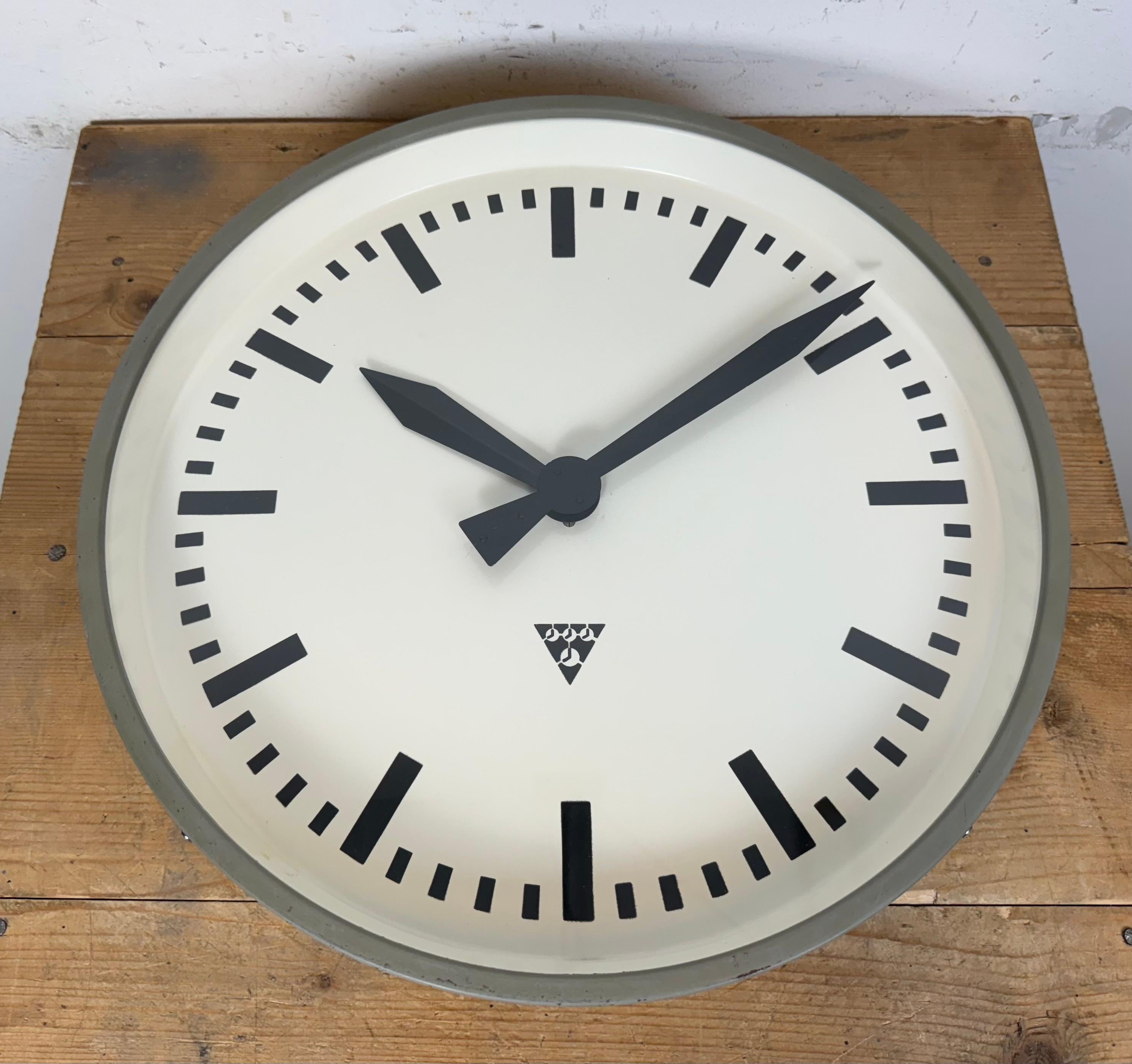 Grande horloge murale d'usine industrielle grise de Pragotron, années 1960 en vente 1