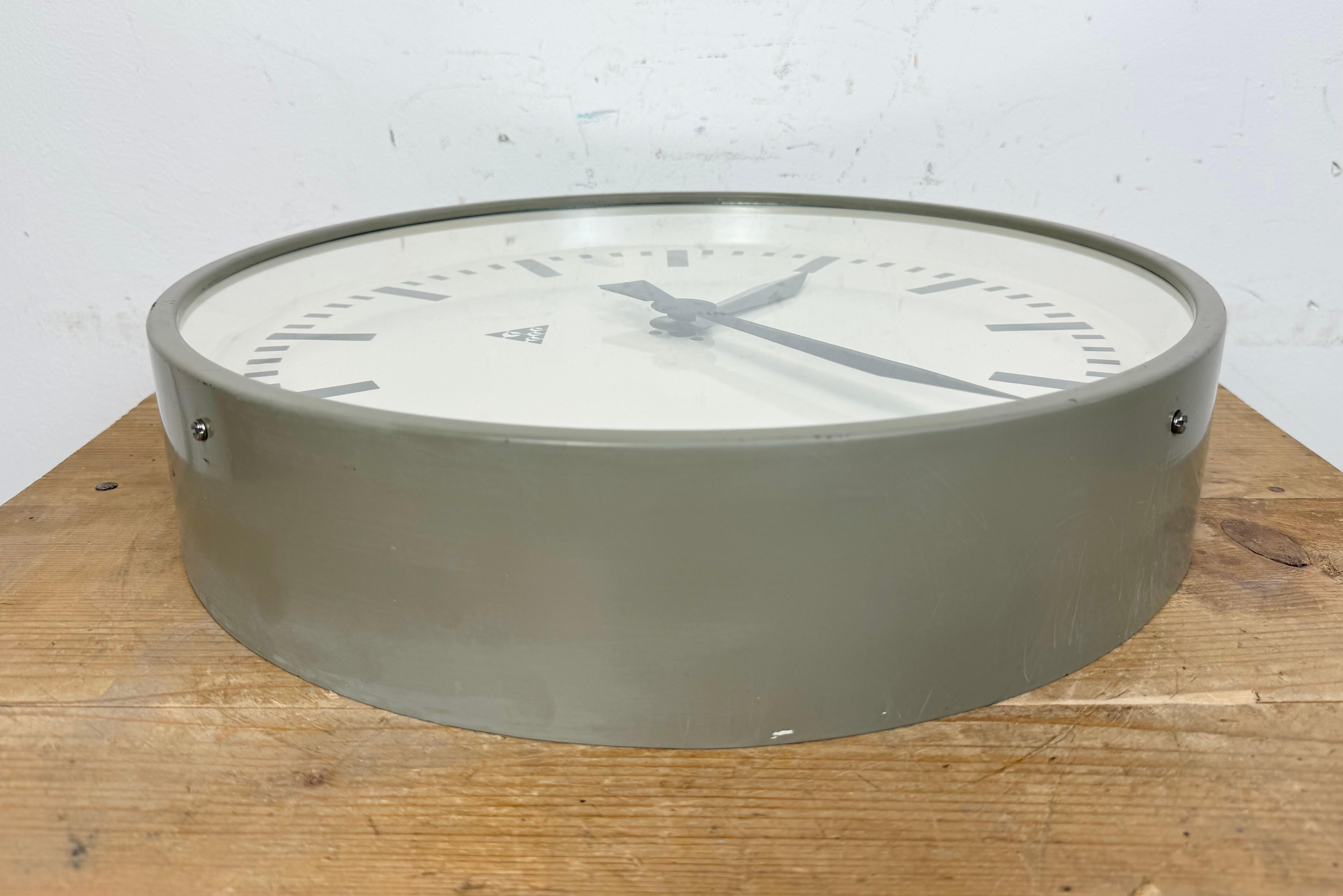 Grande horloge murale d'usine industrielle grise de Pragotron, années 1960 en vente 2