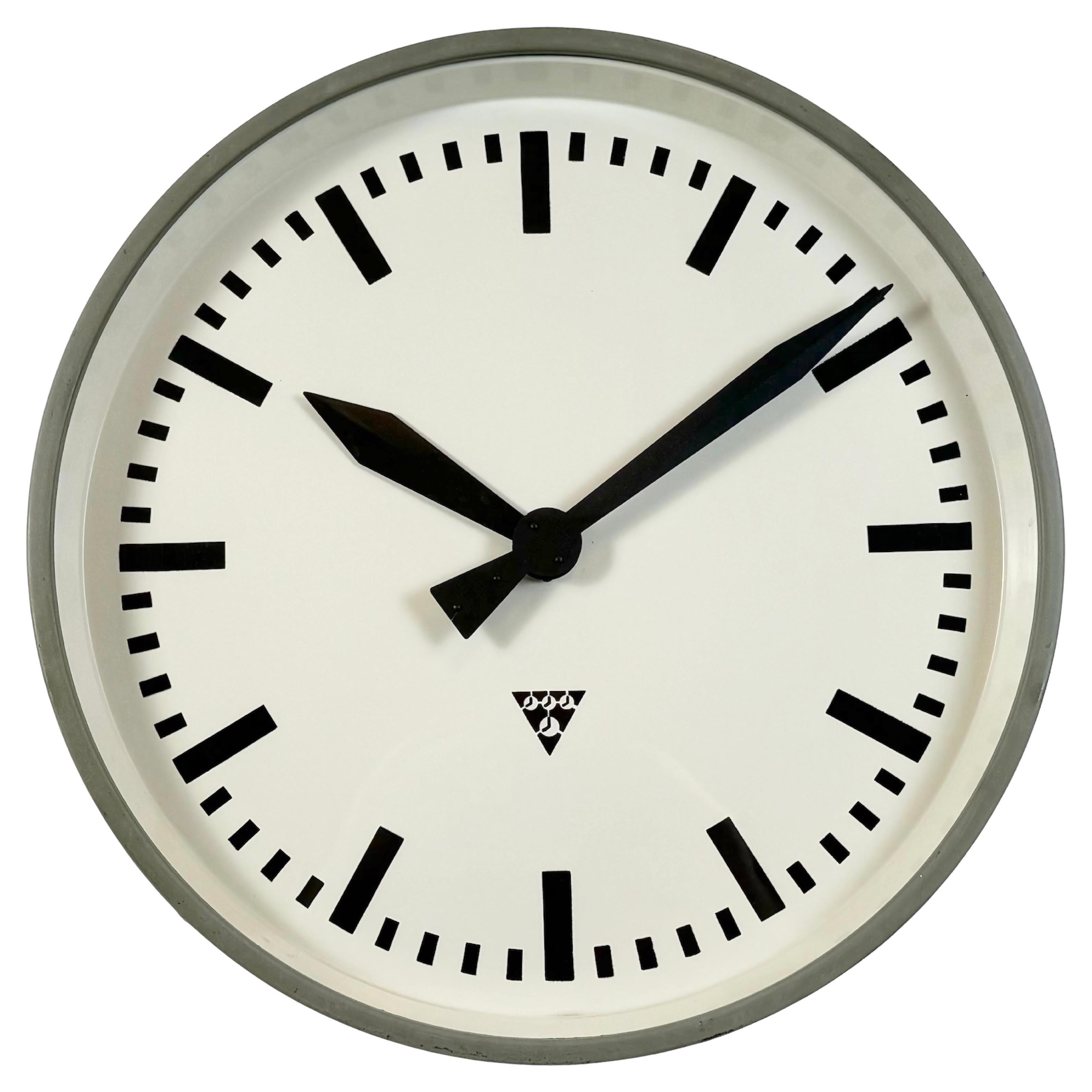 Grande horloge murale d'usine industrielle grise de Pragotron, années 1960
