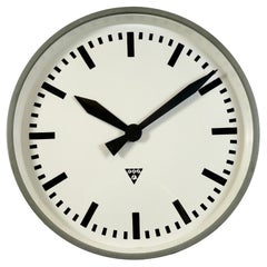 Grande horloge murale d'usine industrielle grise de Pragotron, années 1960