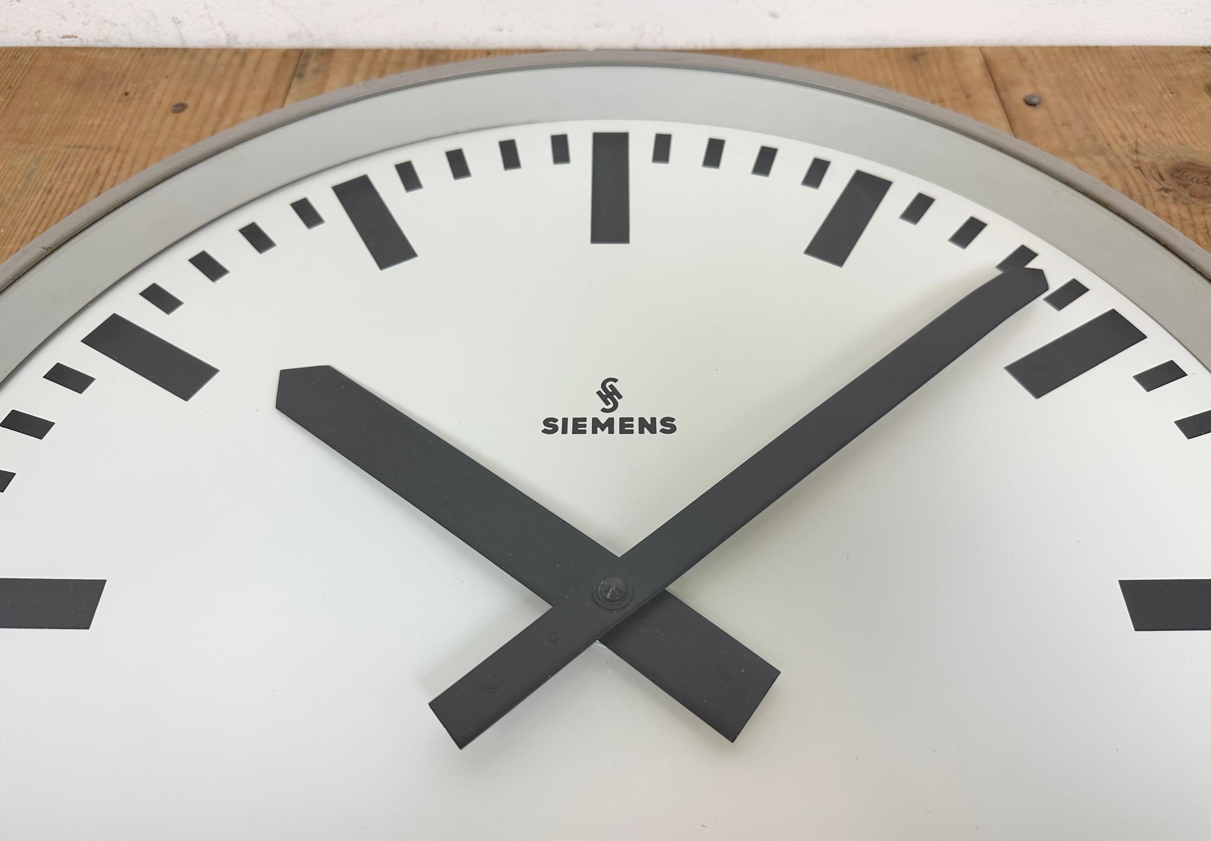 Large Grey Industrial Factory Wall Clock from Siemens, 1970s 4
