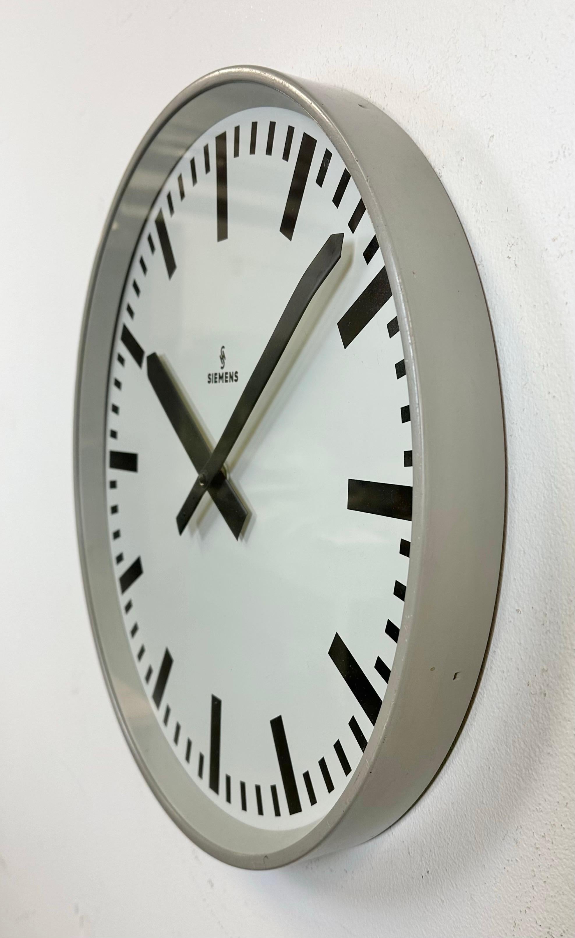 Large Grey Industrial Factory Wall Clock from Siemens, 1970s In Good Condition In Kojetice, CZ