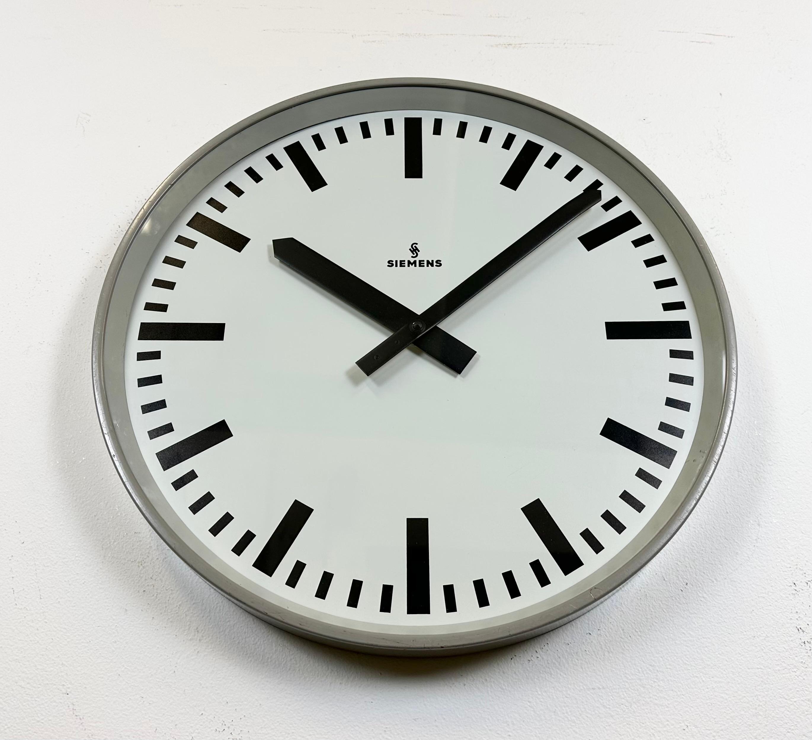 Large Grey Industrial Factory Wall Clock from Siemens, 1970s 1
