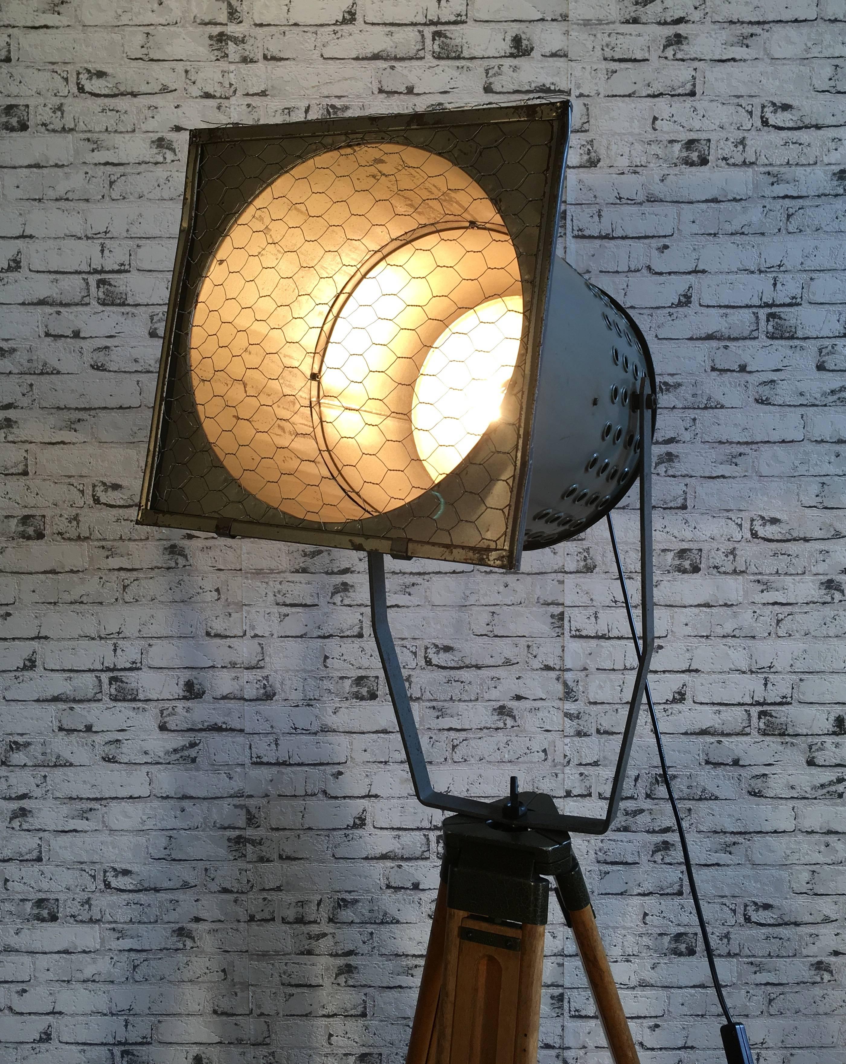Grand lampadaire industriel gris sur trépied en bois en vente 3