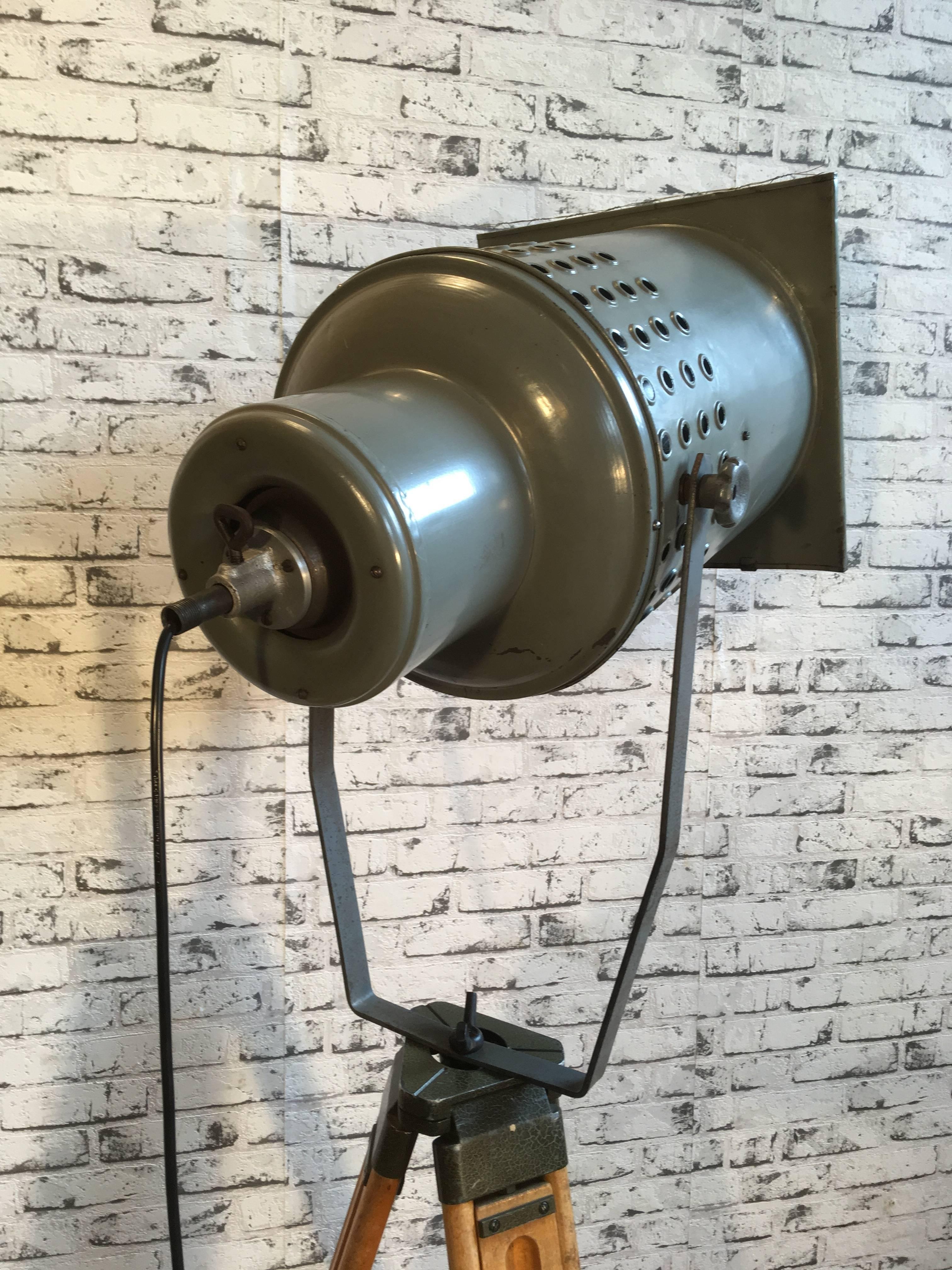 Tchèque Grand lampadaire industriel gris sur trépied en bois en vente