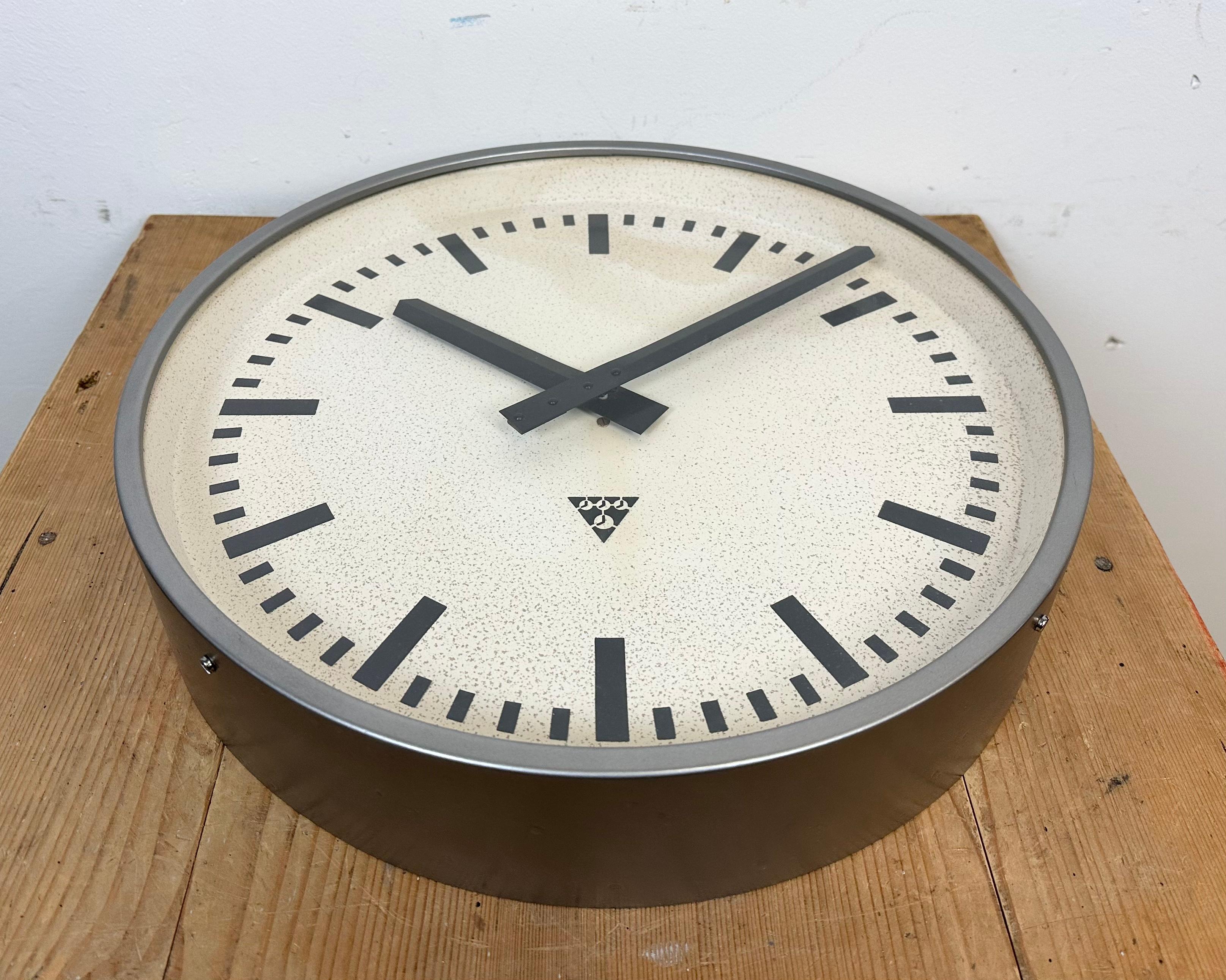 Large Grey Industrial Wall Clock from Pragotron, 1960s For Sale 4