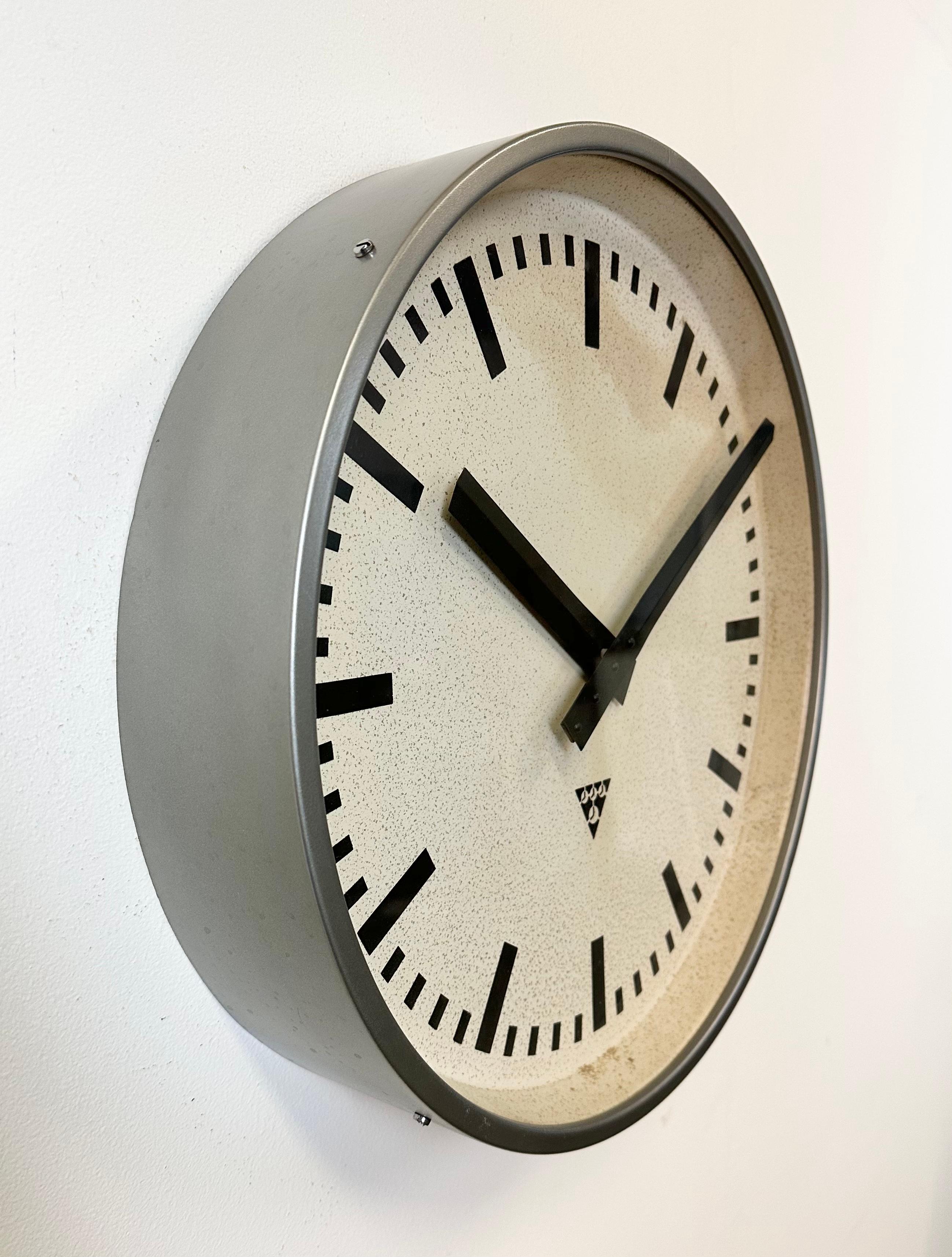 Large Grey Industrial Wall Clock from Pragotron, 1960s In Good Condition For Sale In Kojetice, CZ