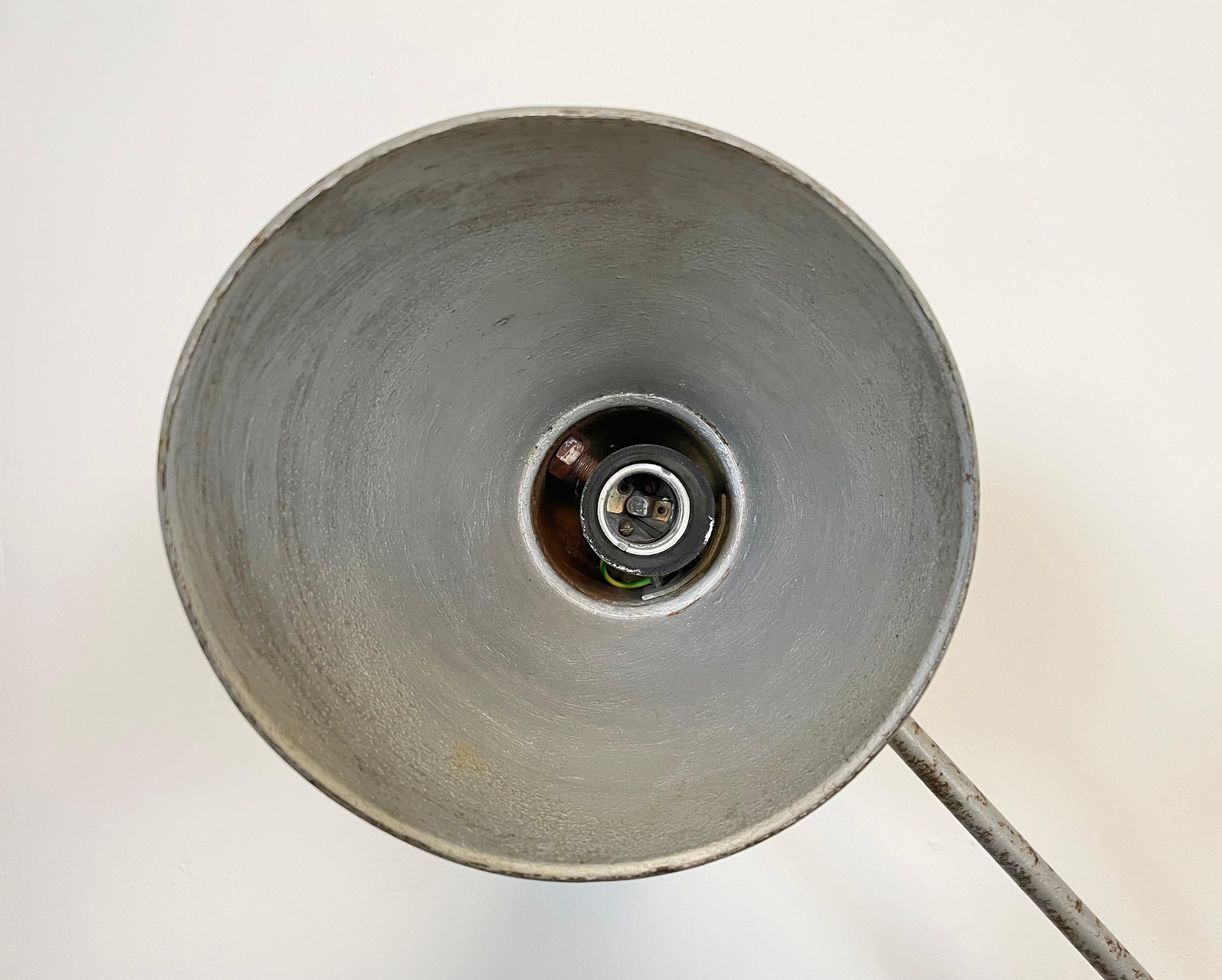 Grande lampada da tavolo industriale grigia da officina, anni '60 in vendita 4