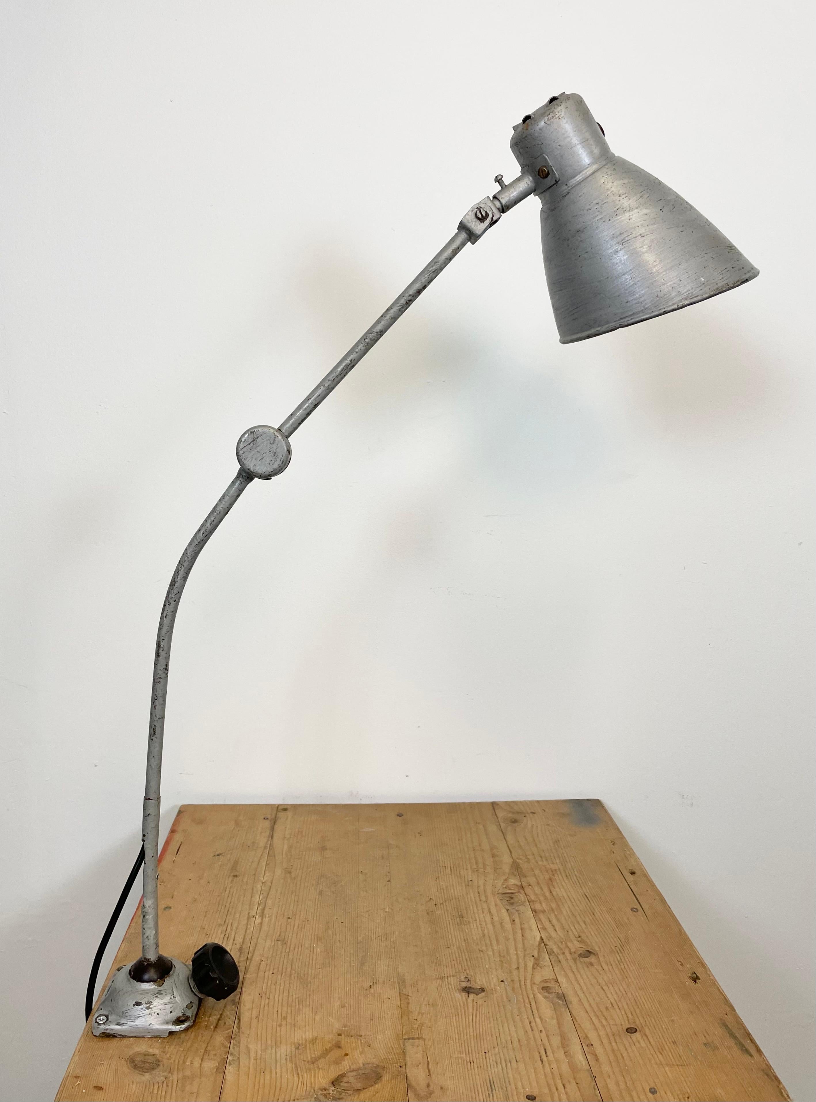 Grande lampada da tavolo industriale grigia da officina, anni '60 in vendita 5