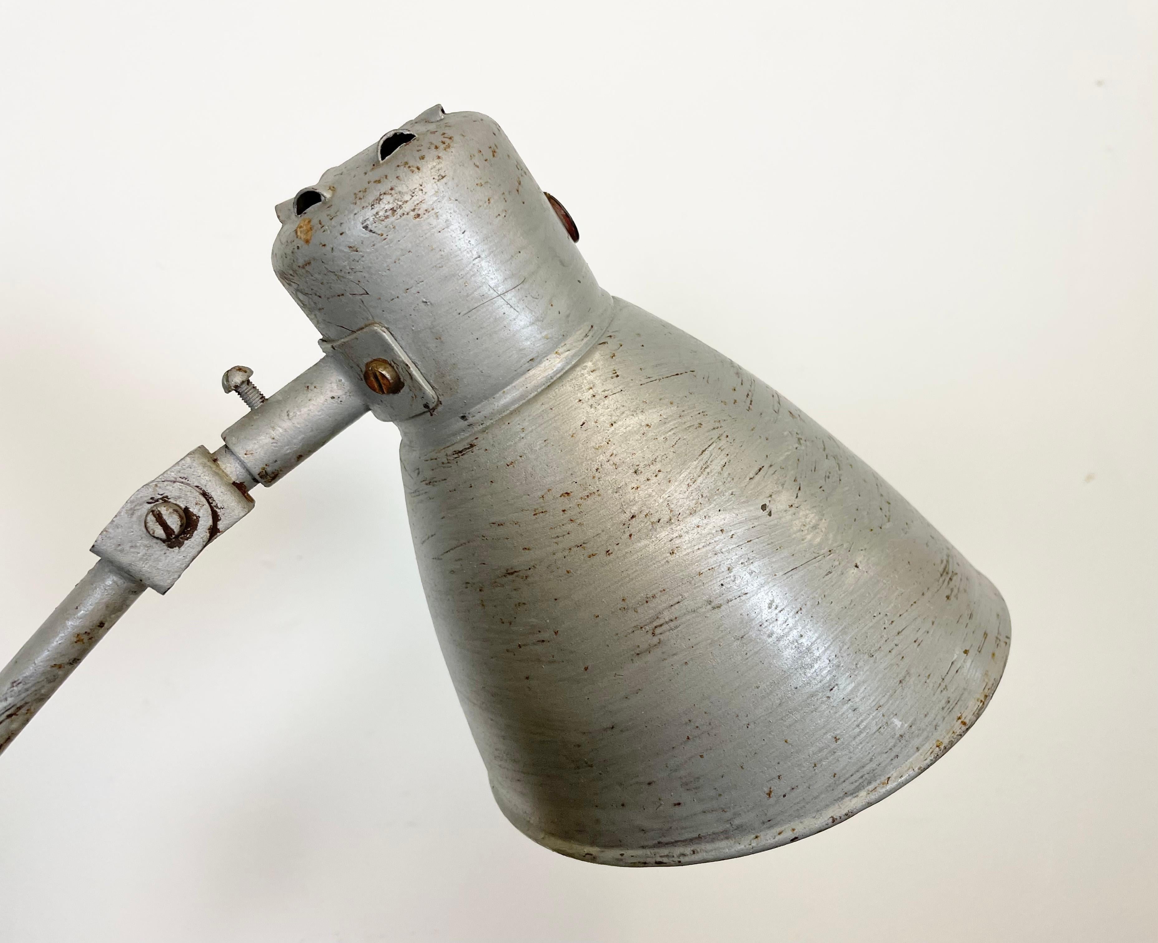 Grande lampada da tavolo industriale grigia da officina, anni '60 in vendita 6