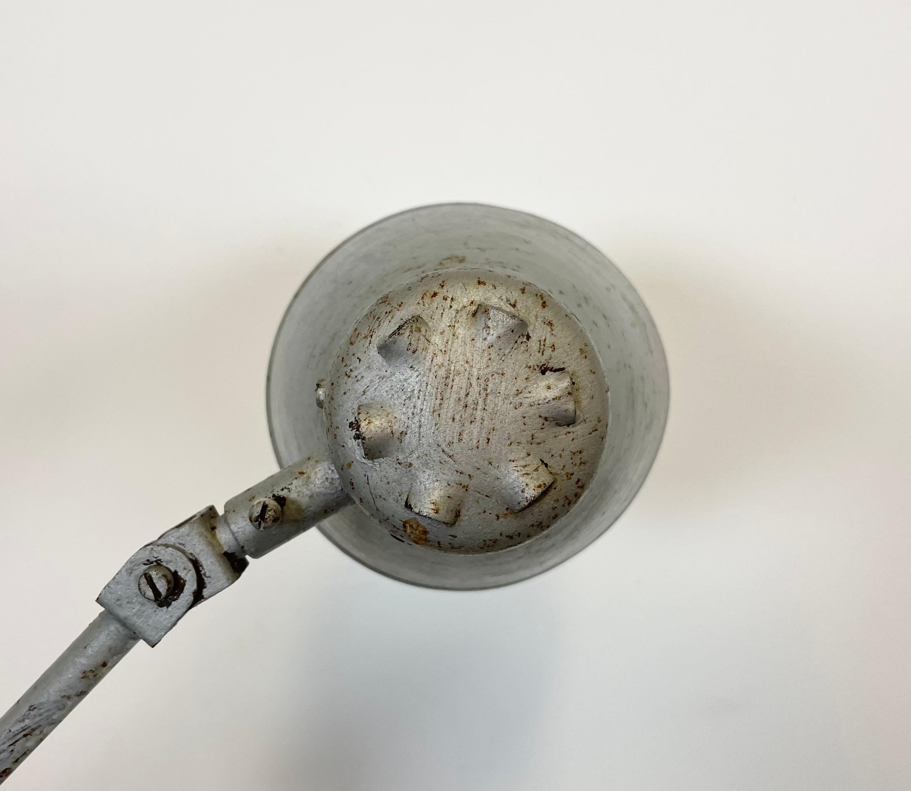 Grande lampada da tavolo industriale grigia da officina, anni '60 in vendita 7