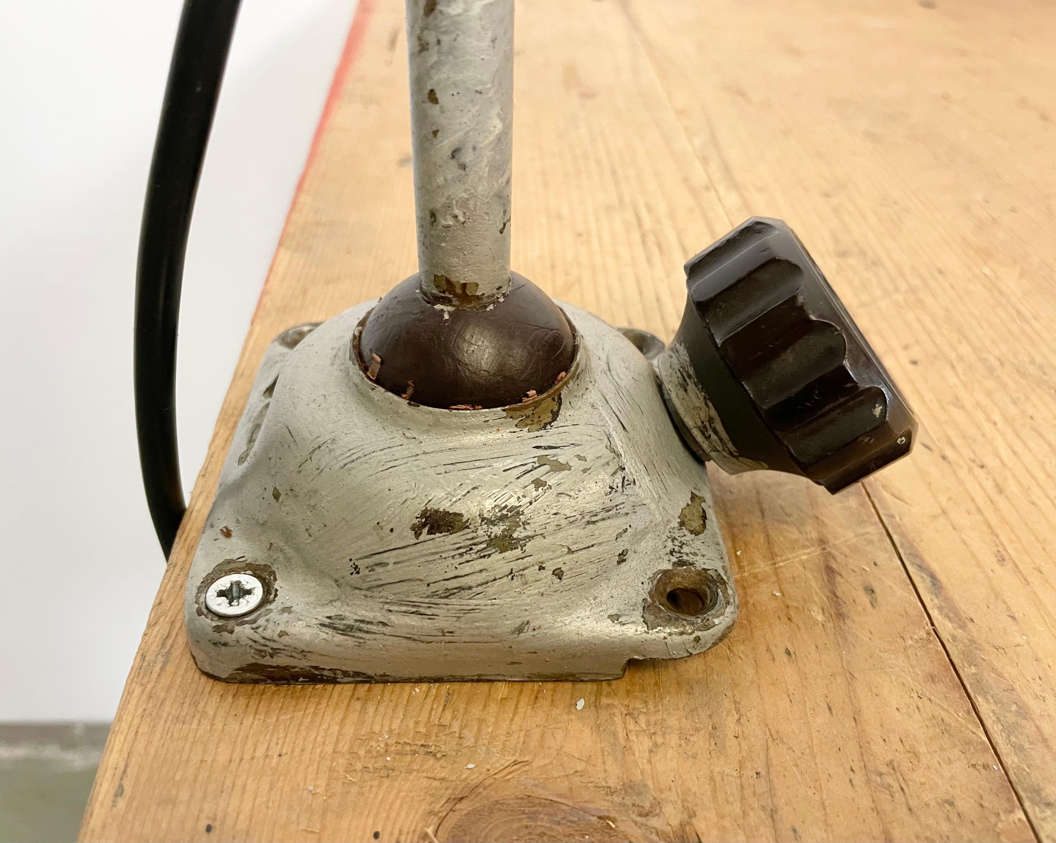 Grande lampada da tavolo industriale grigia da officina, anni '60 in vendita 8