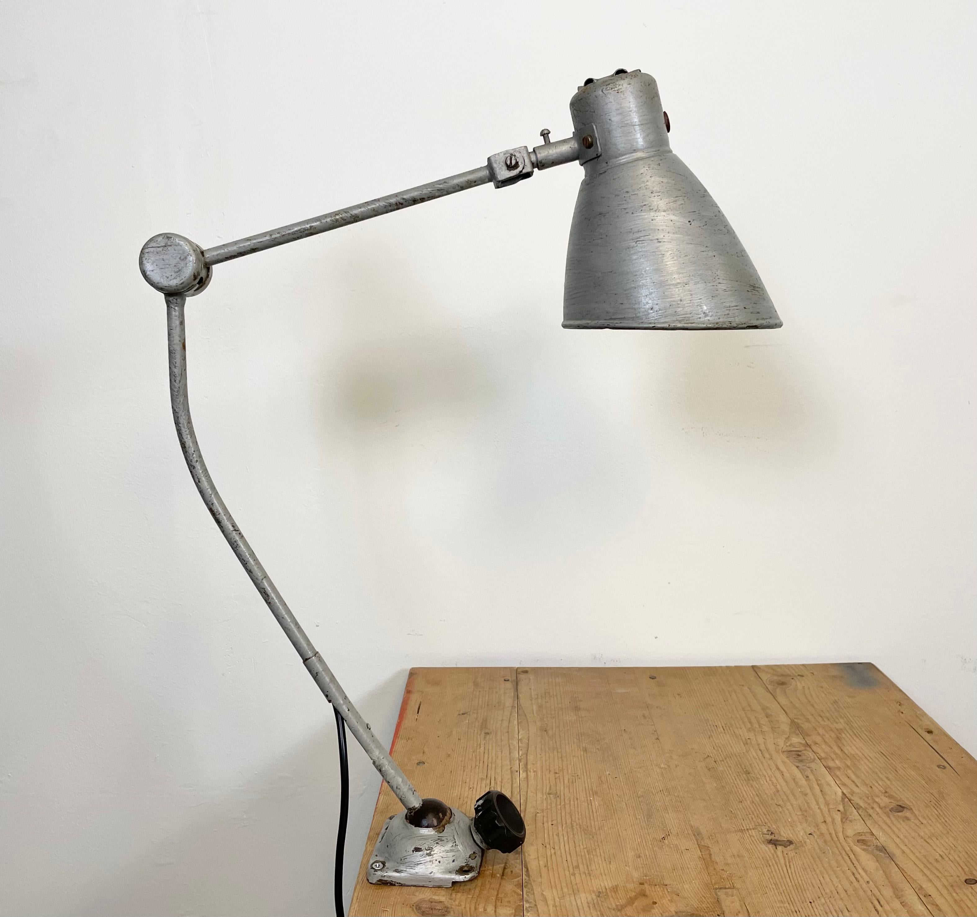 Grande lampada da tavolo industriale grigia da officina, anni '60 in vendita 9