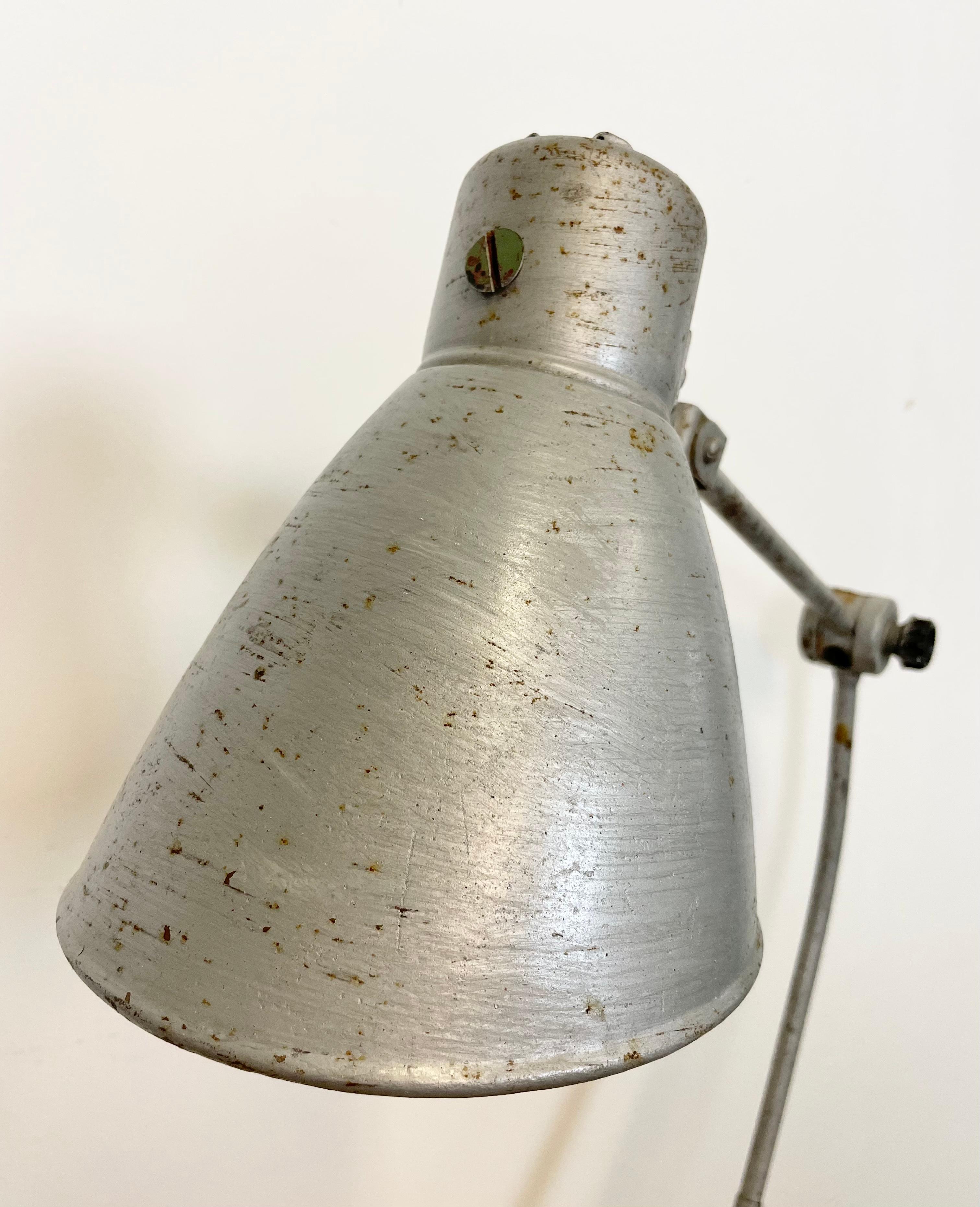 Grande lampada da tavolo industriale grigia da officina, anni '60 in vendita 10