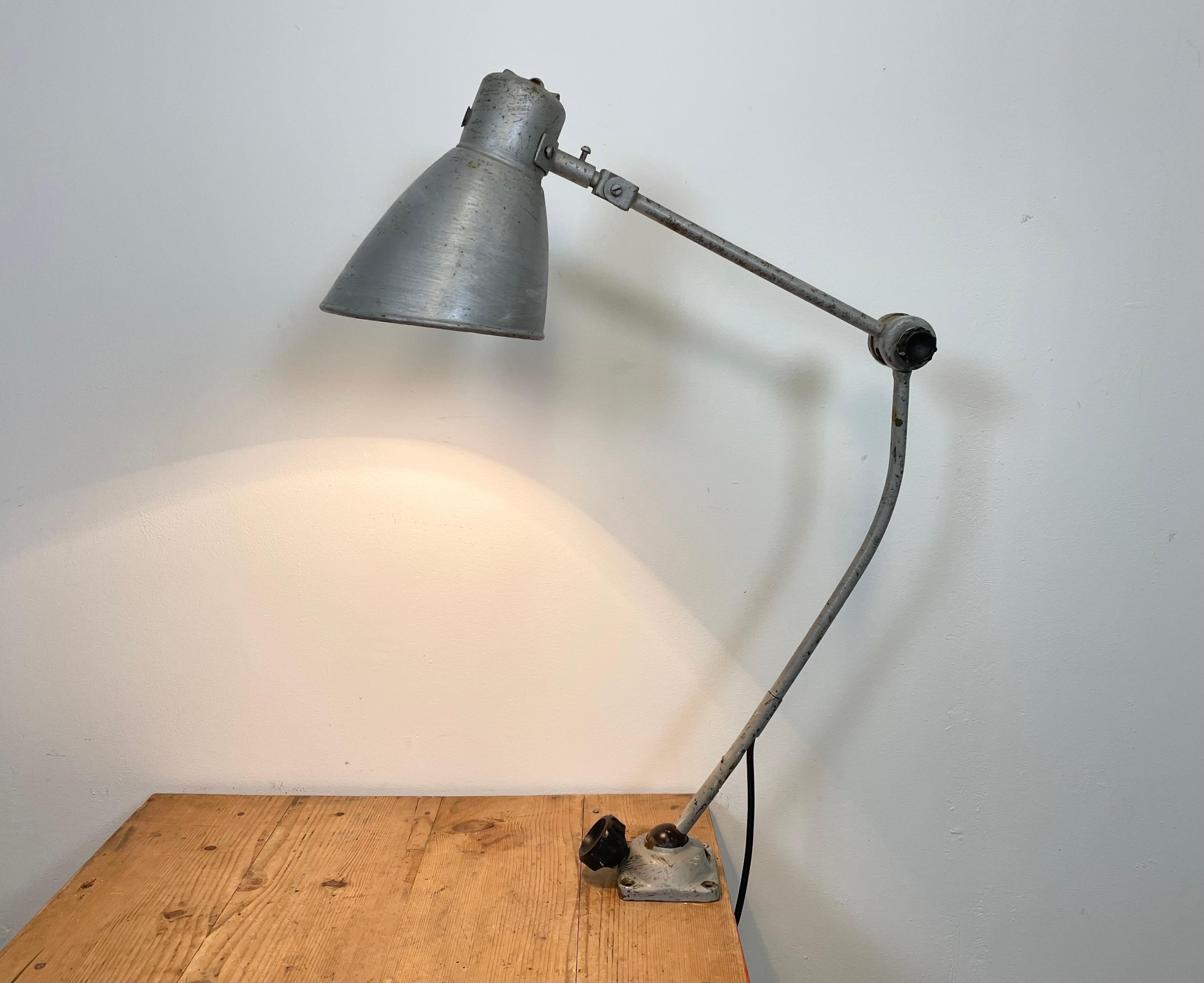 Grande lampada da tavolo industriale grigia da officina, anni '60 in vendita 11