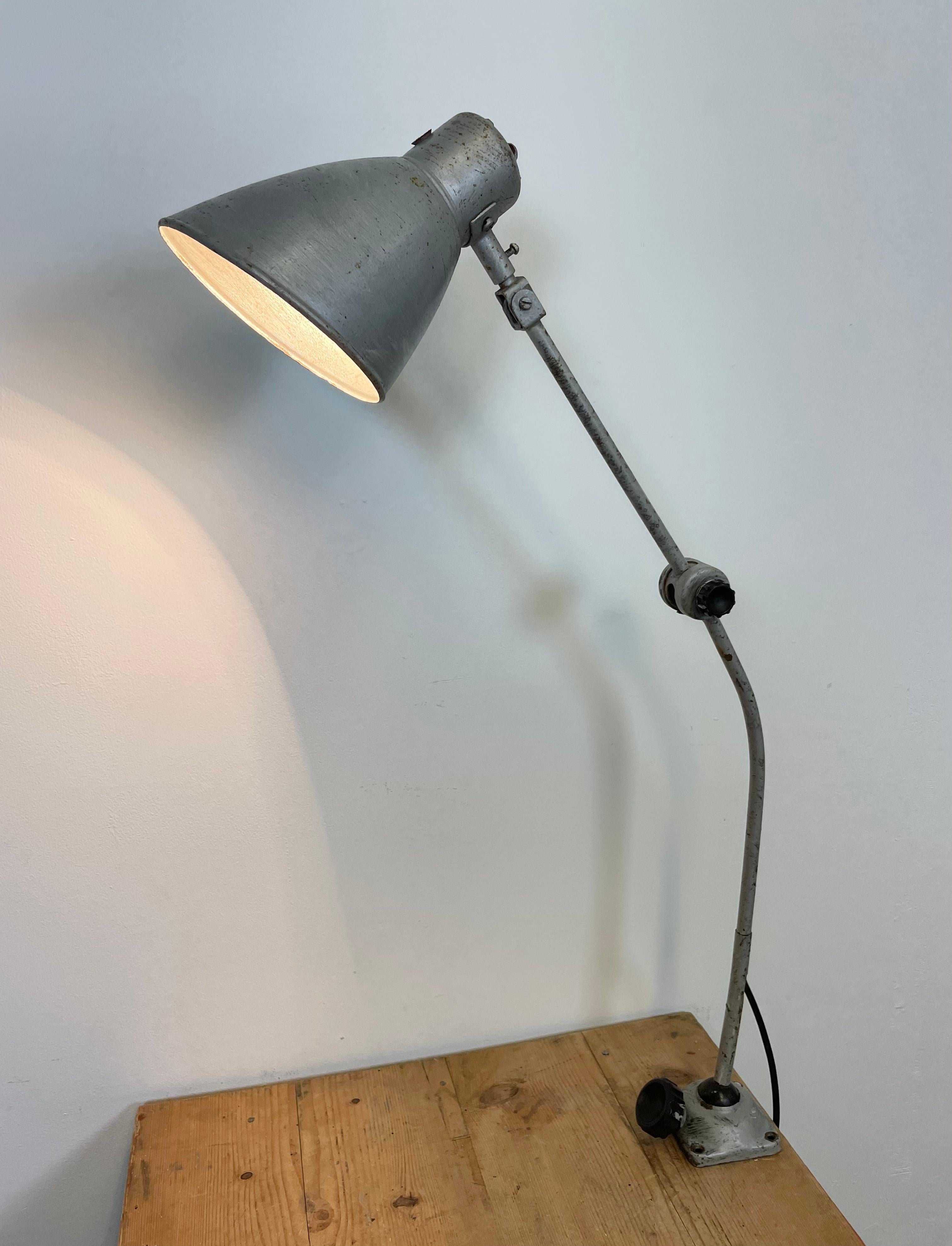 Grande lampada da tavolo industriale grigia da officina, anni '60 in vendita 12