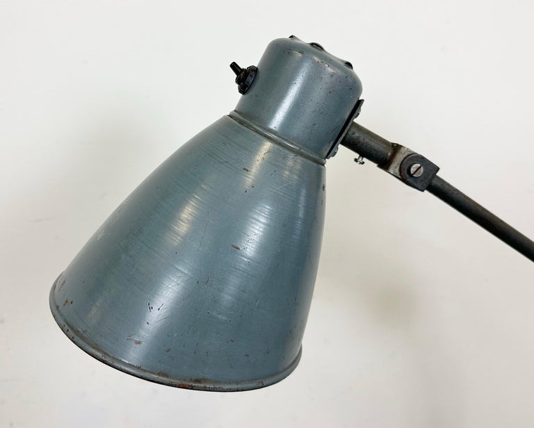 Grande lampada da tavolo industriale grigia da officina, anni '60