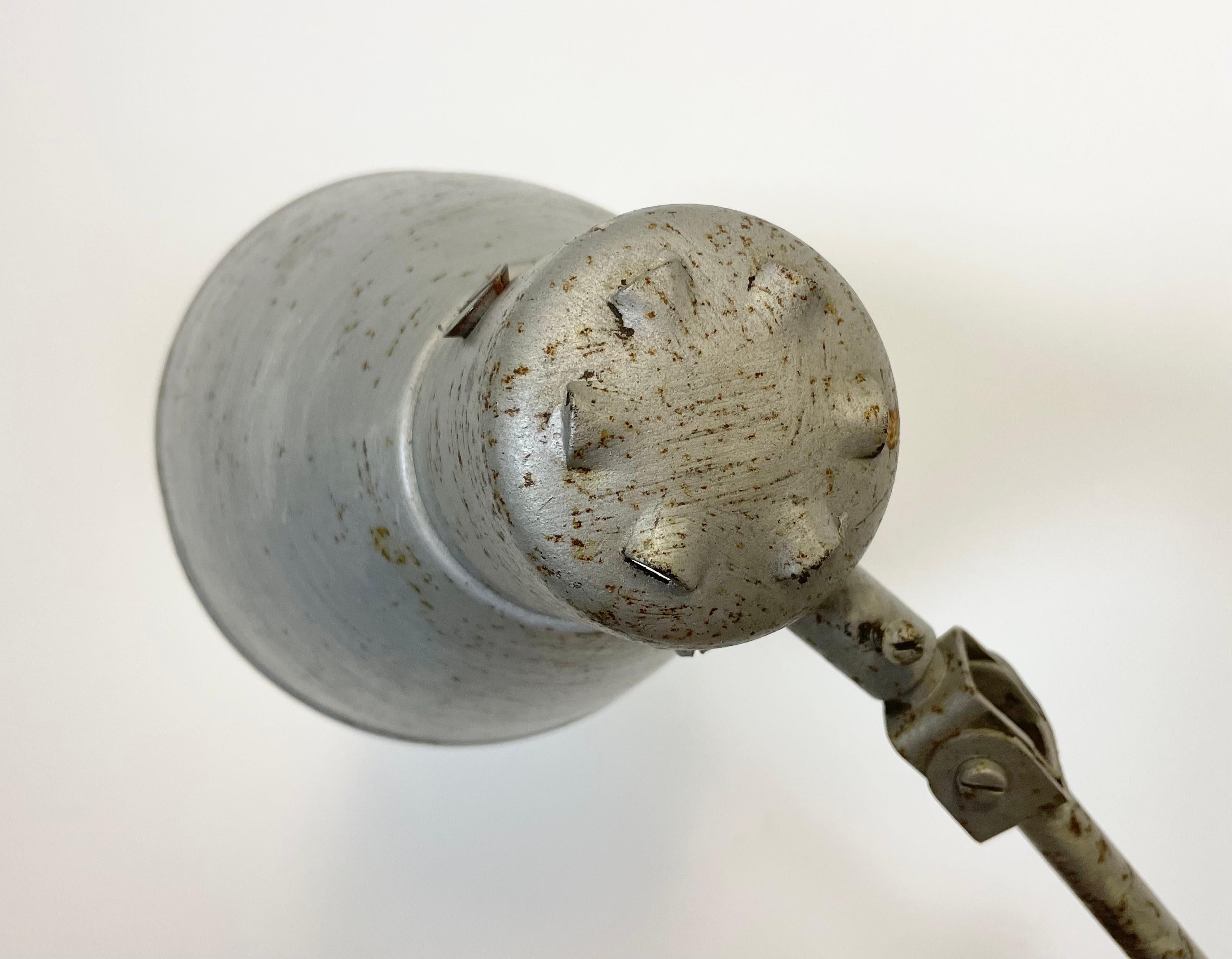 Grande lampada da tavolo industriale grigia da officina, anni '60 In condizioni buone in vendita a Kojetice, CZ